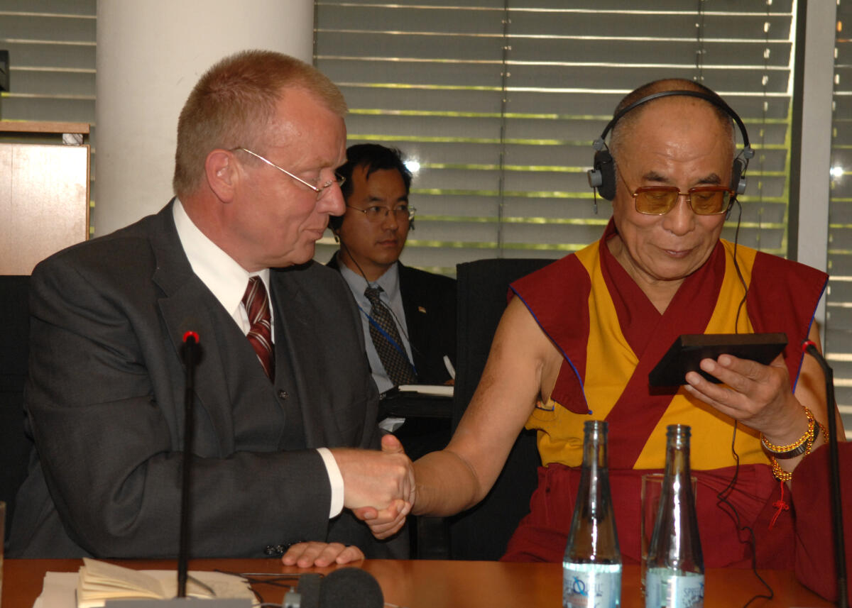 Polenz, Ruprecht; Dalai Lama Ruprecht Polenz, CDU/CSU, MdB, hat den Dalai Lama zu einem Gespräch in den Auswärtigen Ausschuss des Deutschen Bundestages eingeladen. Dabei geht es um die aktuelle Lage in Tibet. An dem Gespräch nehmen unter anderen die außenpolitischen Sprecher der Fraktionen sowie die Mitglieder des Auswärtigen Ausschusses teil. Des Weiteren der Vorstand der Deutsch-Chinesischen Parlamentariergruppe und die Abgeordneten im Vorstand des Tibet-Gesprächskreises sowie die Obleute des Ausschusses für Menschenrechte und Humantäre Hilfe im Deutschen Bundestag.