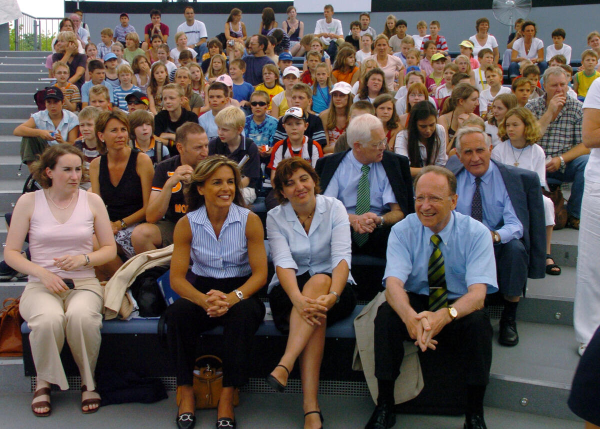 Die Kinderkommission des Deutschen Bundestages hat Schulkinder zum Thema "Kinder und Sport " in die Bundestagsarena eingeladen.; 2.v. links: Michaela Noll, CDU/CSU, daneben Ekin Deligöz, Bündnis90/Die Grünen und Dr. Eckart Fiedler ist Vorstandsvorsitzender der Barmer. 2. Reihe rechts: Norbert Geis, CDU/CSU, Dr. Peter Paziorek, CDU/CSU. Noll, Michaela; Deligöz, Ekin; Fiedler, Eckart; Geis, Norbert; Paziorek, Peter Die Kinderkommission des Deutschen Bundestages hat Schulkinder zum Thema "Kinder und Sport " in die Bundestagsarena eingeladen.; 2.v. links: Michaela Noll, CDU/CSU, daneben Ekin Deligöz, Bündnis90/Die Grünen und Dr. Eckart Fiedler ist Vorstandsvorsitzender der Barmer. 2. Reihe rechts: Norbert Geis, CDU/CSU, Dr. Peter Paziorek, CDU/CSU.
