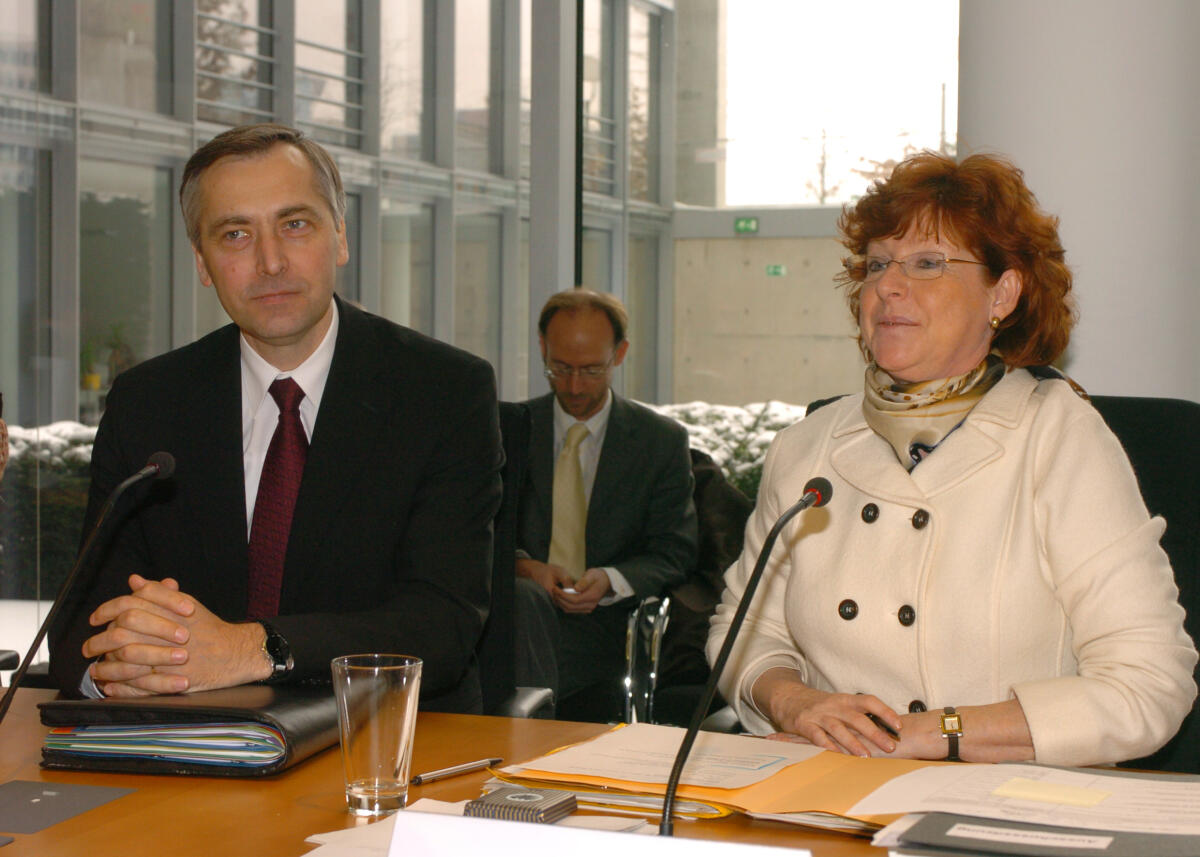 EU-Kommissar Jan Figel zu Gast im Ausschuss für Bildung, Forschung und Technikfolgenabschätzung des Deutschen Bundestages. Rechts die Ausschussvorsitzende Ulla Burchardt, SPD. Figel, Jan; Burchardt, Ulla EU-Kommissar Jan Figel zu Gast im Ausschuss für Bildung, Forschung und Technikfolgenabschätzung des Deutschen Bundestages. Rechts die Ausschussvorsitzende Ulla Burchardt, SPD.