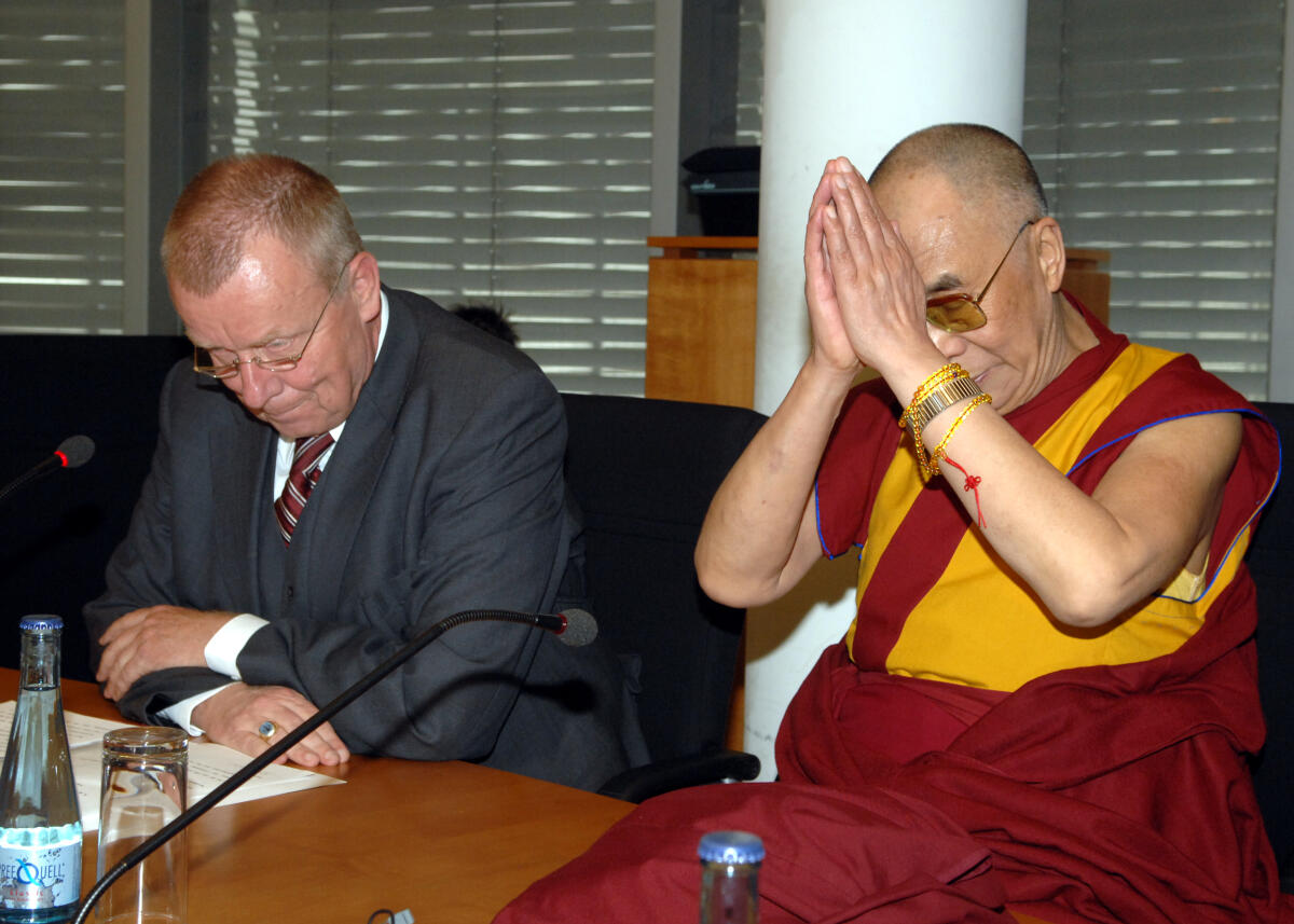 Polenz, Ruprecht; Dalai Lama Ruprecht Polenz, CDU/CSU, MdB, hat den Dalai Lama zu einem Gespräch in den Auswärtigen Ausschuss des Deutschen Bundestages eingeladen. Dabei geht es um die aktuelle Lage in Tibet. An dem Gespräch nehmen unter anderen die außenpolitischen Sprecher der Fraktionen sowie die Mitglieder des Auswärtigen Ausschusses teil. Des Weiteren der Vorstand der Deutsch-Chinesischen Parlamentariergruppe und die Abgeordneten im Vorstand des Tibet-Gesprächskreises sowie die Obleute des Ausschusses für Menschenrechte und Humantäre Hilfe im Deutschen Bundestag.