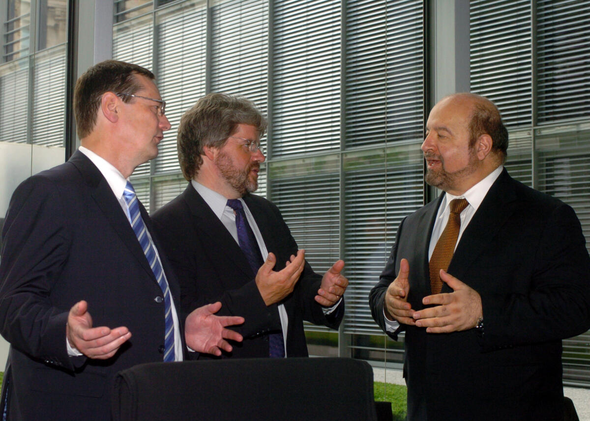 Königshaus, Hellmut; Hoppe, Thilo; Soto, Hernando de Der  Ausschuss für wirtschaftliche Zusammenarbeit und Entwicklung führt ein Gespräch mit dem peruanischen Ökonomen Hernando de Soto.; v.l.n.r.:   Hellmut Königshaus, FDP, MdB; Ausschussvorzitzender Thilo Hoppe, Bündnis90/Die Grünen, MdB;  Hernando de Soto.
