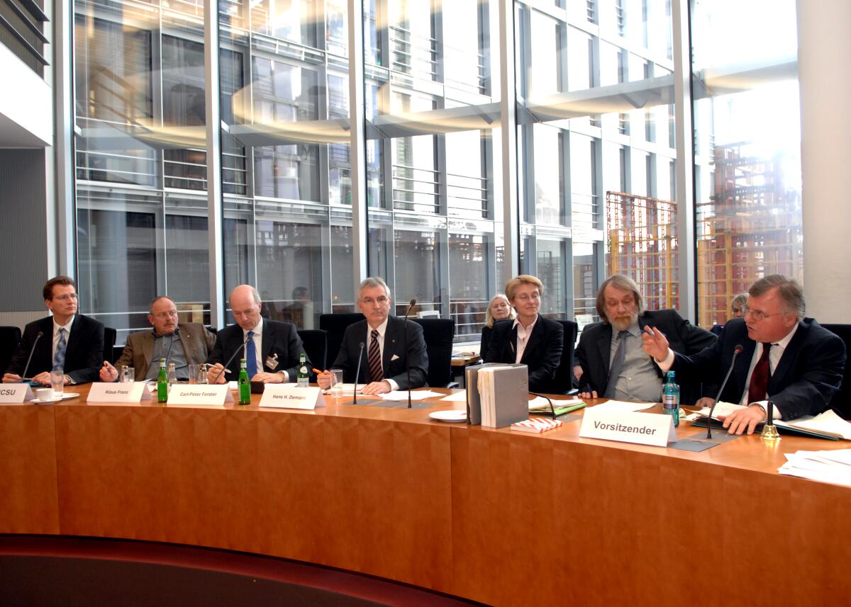 Klaus Franz, Vorsitzender des Betriebsrates der Adam Opel AG, (2.v.li), Carl-Peter Forster, Präsident GM Europe und Vorsitzender des Aufsichtsrates, (3.v.li), Hans H. Demant, Vorsitzender des Vorstandes der Adam Opel AG, (4.v.li), in der Sitzung des Ausschusses für Arbeit und Soziales des Deutschen Bundestages. Gerald Weiß, (re), CDU/CSU, Vorsitzender des Ausschusses, leitet die Sitzung. Franz, Klaus; Forster, Carl-Peter; Demant, Hans H.; Weiß, Gerald Klaus Franz, Vorsitzender des Betriebsrates der Adam Opel AG, (2.v.li), Carl-Peter Forster, Präsident GM Europe und Vorsitzender des Aufsichtsrates, (3.v.li), Hans H. Demant, Vorsitzender des Vorstandes der Adam Opel AG, (4.v.li), in der Sitzung des Ausschusses für Arbeit und Soziales des Deutschen Bundestages. Gerald Weiß, (re), CDU/CSU, Vorsitzender des Ausschusses, leitet die Sitzung.