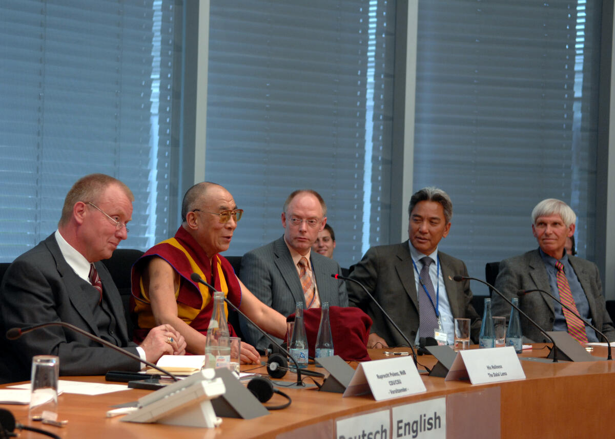 Polenz, Ruprecht; Dalai Lama Ruprecht Polenz, CDU/CSU, MdB, hat den Dalai Lama zu einem Gespräch in den Auswärtigen Ausschuß des Deutschen Bundestages eingeladen. Dabei geht es um die aktuelle Lage in Tibet. An dem Gespräch nehmen unter anderen die außenpolitischen Sprecher der Fraktionen sowie die Mitglieder des Auswärtigen Ausschusses teil. Des Weiteren der Vorstand der Deutsch-Chinesischen Parlamentariergruppe und die Abgeordneten im Vorstand des Tibet-Gesprächskreises sowie die Obleute des Ausschusses für Menschenrechte und Humantäre Hilfe im Deutschen Bundestag.