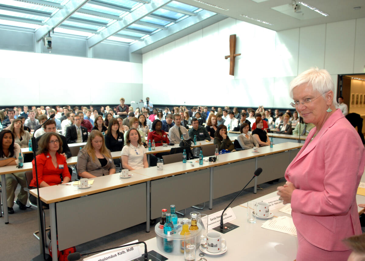 Hasselfeldt, Gerda Bundestagsvizepräsidentin Gerda Hasselfeldt, CDU/CSU, richtet ein Grußwort an die 350 amerikanischen Stipendiaten des Parlamentarischen Patenschafts-Programms (PPP), die in diesen Tagen ihren einjährigen Aufenthalt in der Bundesrepublik Deutschland beenden.