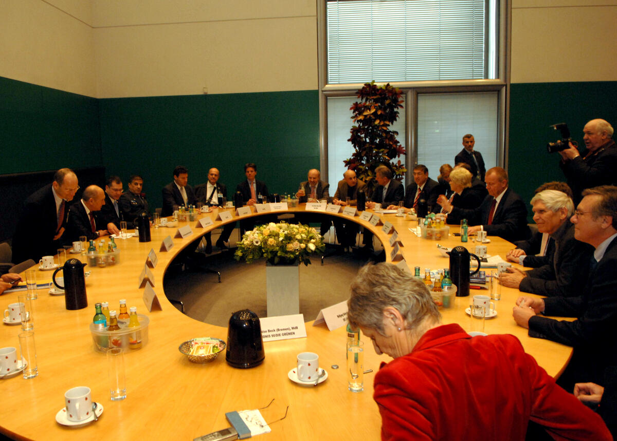 Unter Teilnahme des Premierministers des Staates Israel, Ehud Olmert, (2.li.), tagt der Auswärtige Ausschusses des Deutschen Bundestages.; Übersicht. Olmert, Ehud; Polenz, Ruprecht Unter Teilnahme des Premierministers des Staates Israel, Ehud Olmert, (2.li.), tagt der Auswärtige Ausschusses des Deutschen Bundestages.; Übersicht.