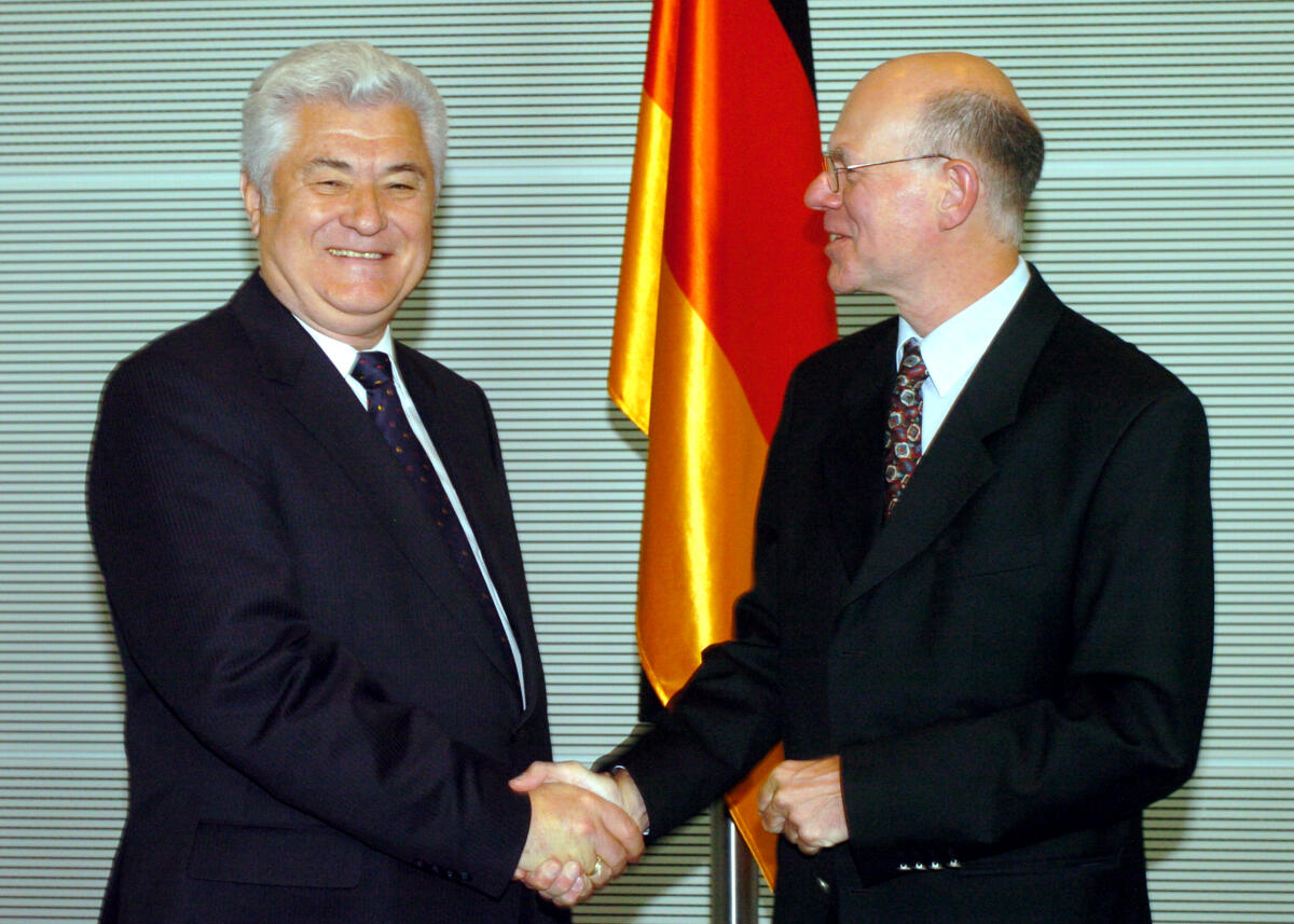 Bundestagspräsident Dr. Norbert Lammert, CDU/CSU, (re) empfängt den Präsidenten der Republik Moldau, Vladimir Voronin, (li) zum Gespräch.; Fahne. Lammert, Norbert; Voronin, Vladimir Bundestagspräsident Dr. Norbert Lammert, CDU/CSU, (re) empfängt den Präsidenten der Republik Moldau, Vladimir Voronin, (li) zum Gespräch.; Fahne.