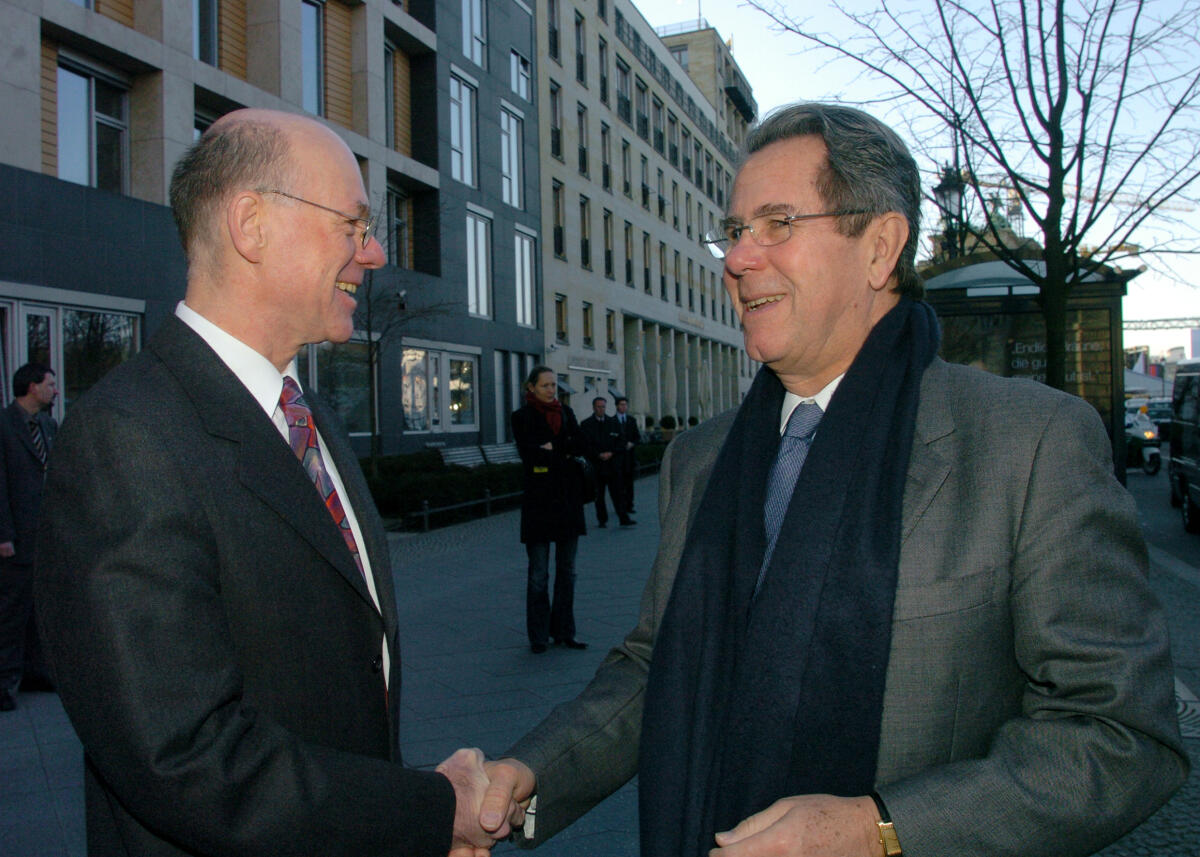 Lammert, Norbert; Debré, Jean-Louis Bundestagspräsident Dr. Norbert Lammert, CDU/CSU, (li.), empfängt Jean-Louis Debré, Präsident der Assemblée Nationale, der anlässlich der Verleihung des Deutsch-Französischen Parlamentspreises zu Gast ist.; Begrüßung, Preis