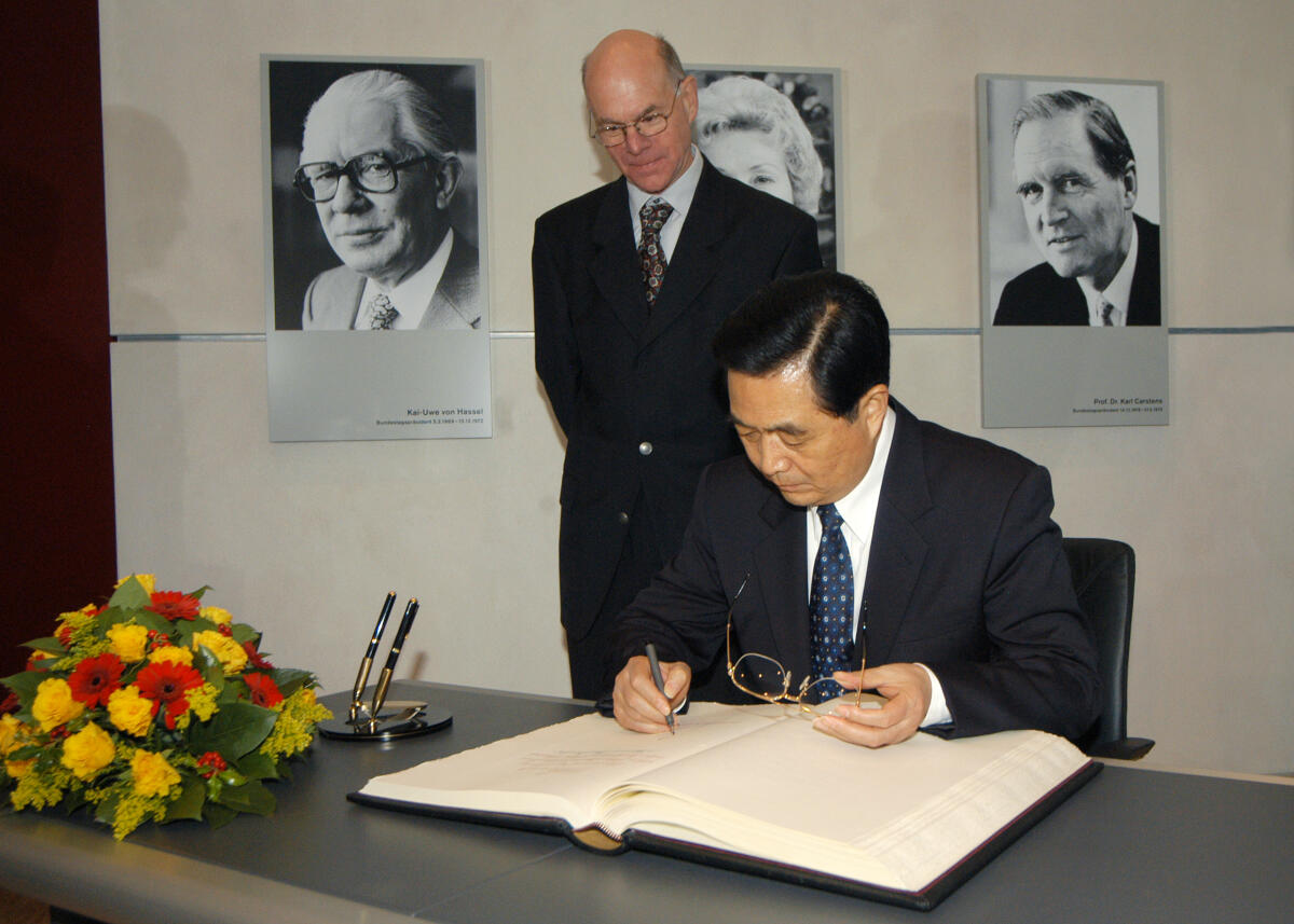 Bundestagspräsident Dr. Norbert Lammert empfängt den chinesischen Staatspräsidenten Hu Jintao; hier: Eintrag in das Gästebuch des Deutschen Bundestages. Lammert, Norbert; Hu Jintao Bundestagspräsident Dr. Norbert Lammert empfängt den chinesischen Staatspräsidenten Hu Jintao; hier: Eintrag in das Gästebuch des Deutschen Bundestages.