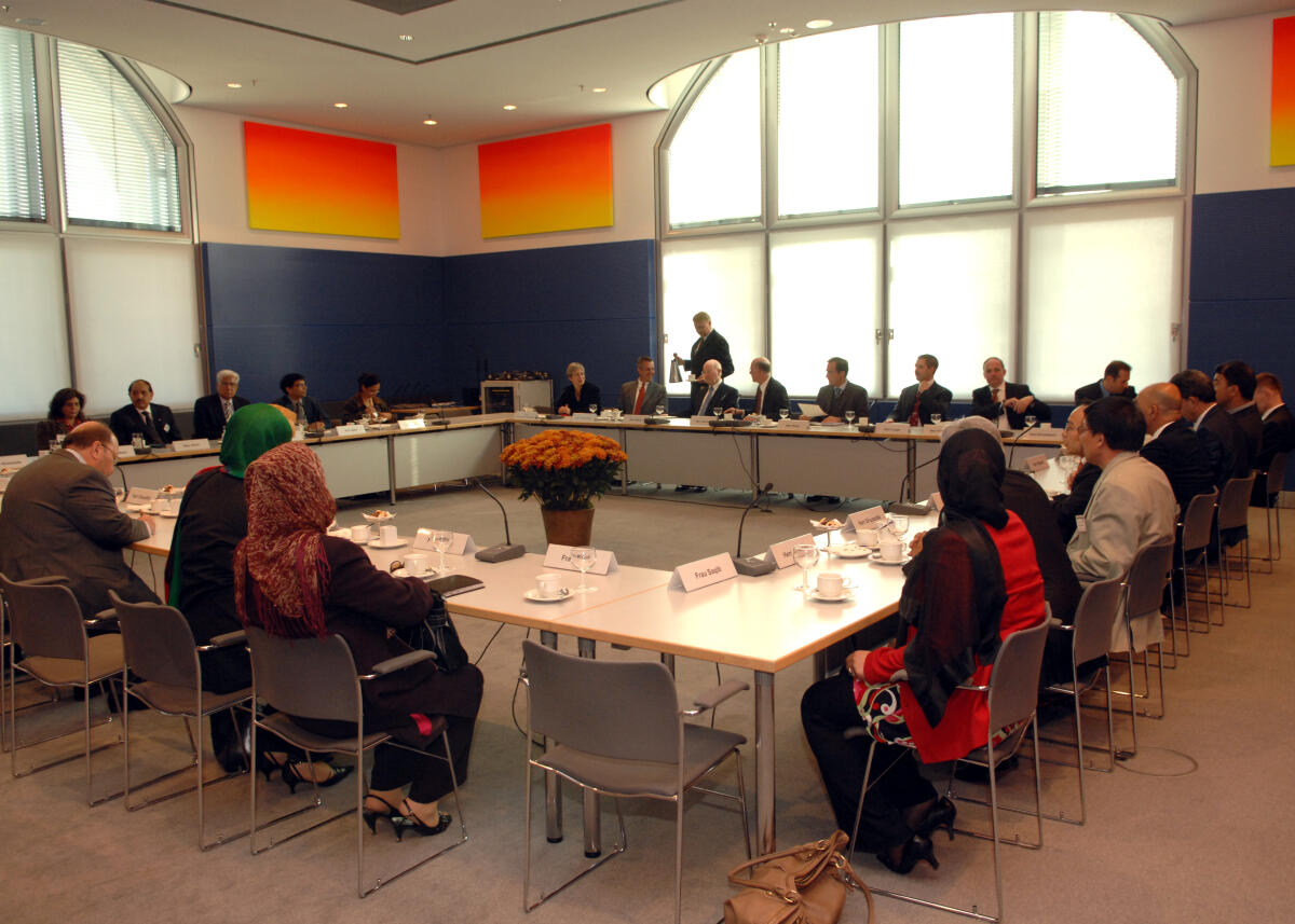 Bundestagspräsident Prof. Dr. Norbert Lammert, CDU/CSU, empfängt eine Abgeordneten- und Senatorendelegation der Islamischen Republik Afghanistan und der Islamischen Republik Pakistan zu einem Gespräch.; Gesprächsrunde. Bundestagspräsident Prof. Dr. Norbert Lammert, CDU/CSU, empfängt eine Abgeordneten- und Senatorendelegation der Islamischen Republik Afghanistan und der Islamischen Republik Pakistan zu einem Gespräch.; Gesprächsrunde.