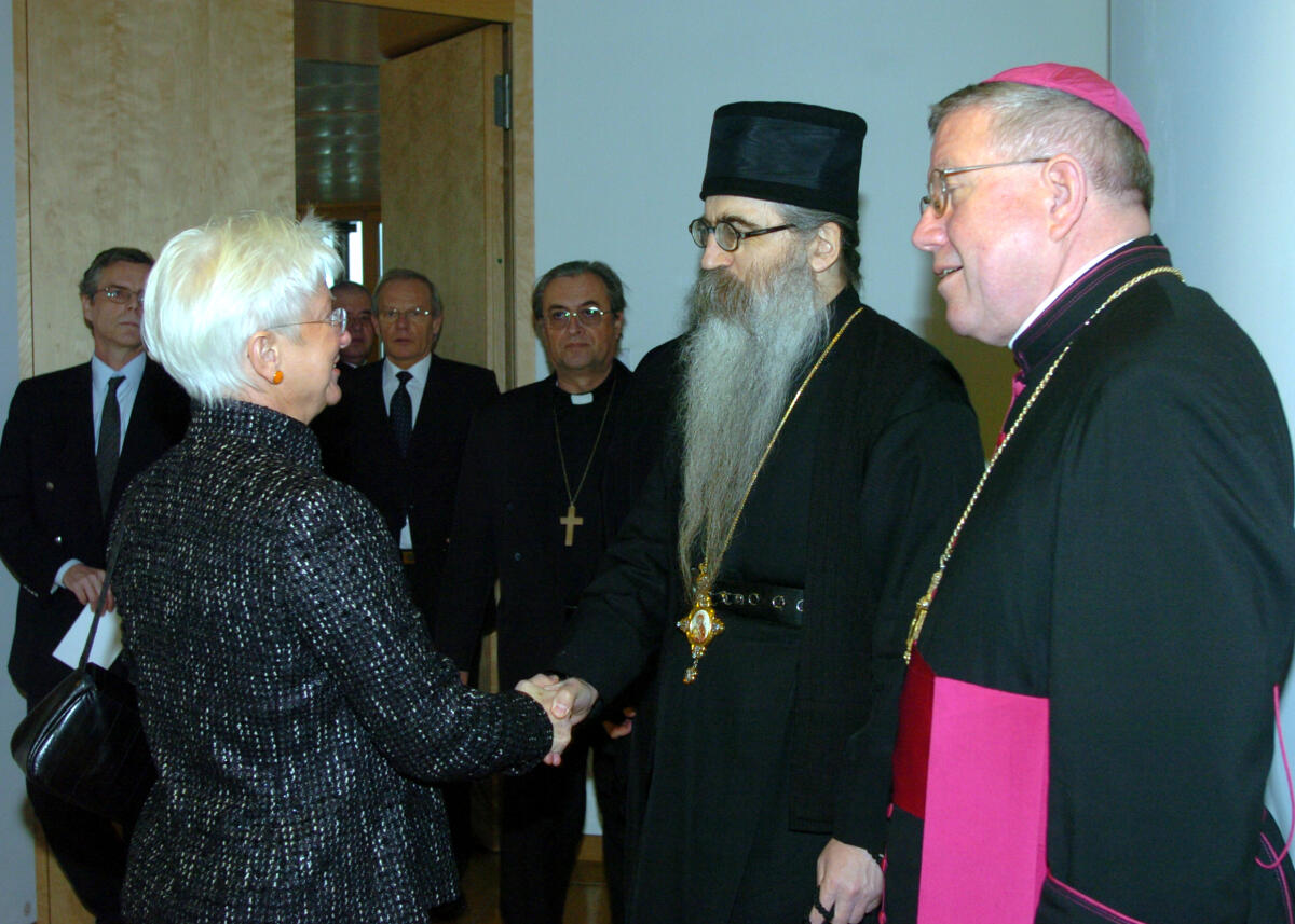 Hasselfeldt, Gerda Bundestagsvizepräsidentin Gerda Hasselfeldt, CDU/CSU, (li.),  empfängt eine Delegation der christlichen Kirchen Serbiens im Rahmen eines Studien-und Informationsprogrammes der Konrad-Adenauer-Stiftung.; Begrüßung