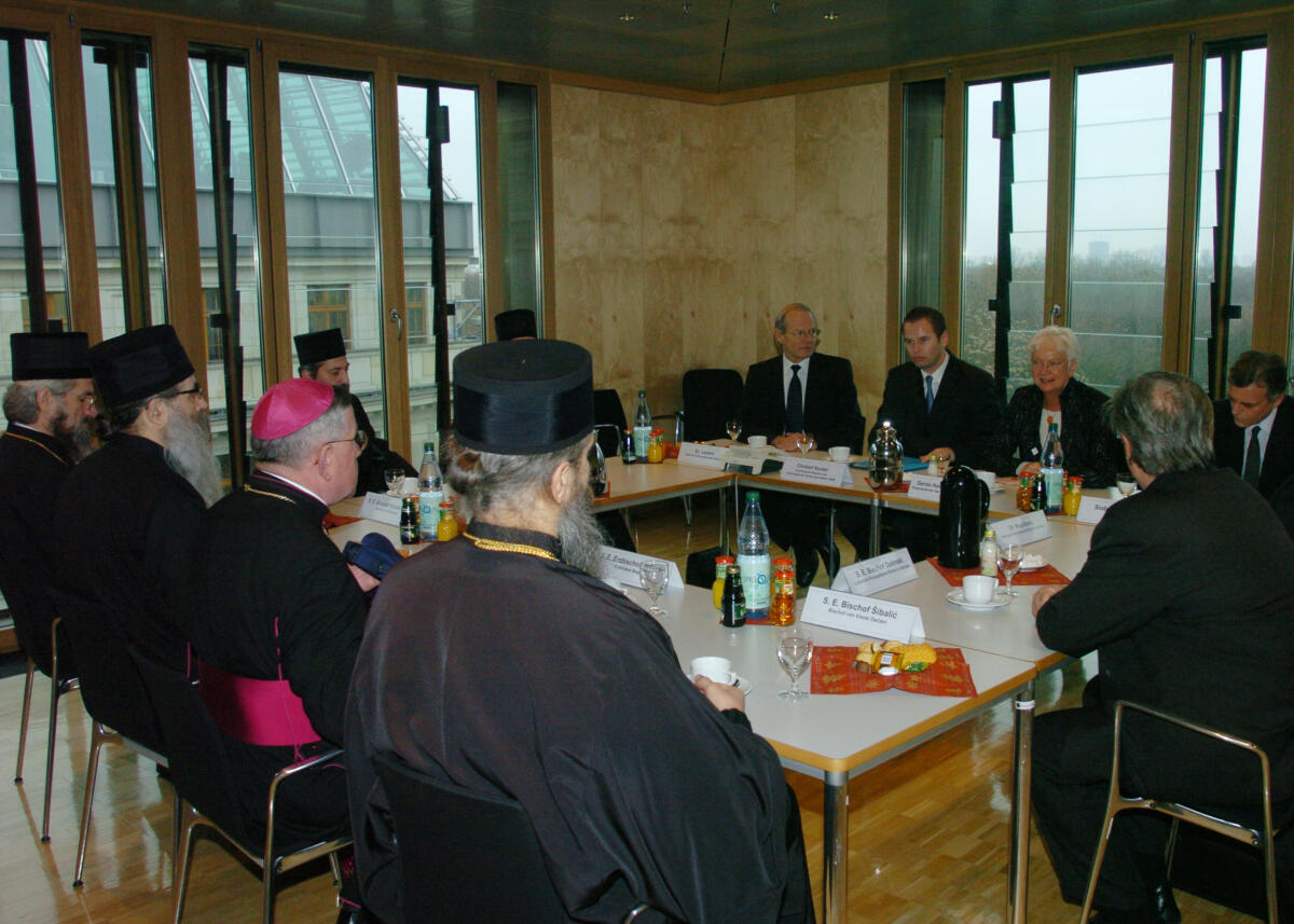Hasselfeldt, Gerda Bundestagsvizepräsidentin Gerda Hasselfeldt, CDU/CSU, ( 2.v.r.), empfängt eine Delegation der christlichen Kirchen Serbiens im Rahmen eines Studien-und Informationsprogrammes der Konrad-Adenauer-Stiftung.