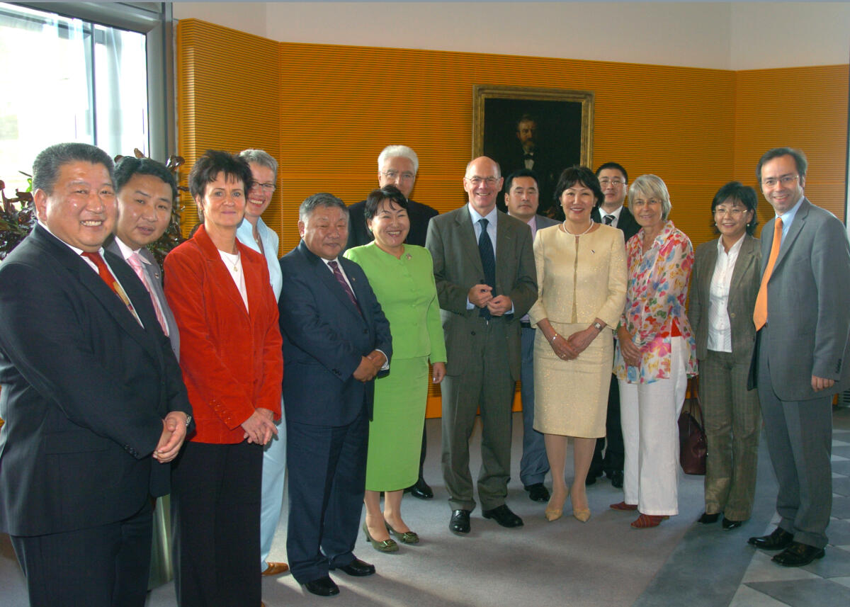  Bundestagspräsident Dr. Norbert Lammert, CDU/CSU, (vordere Reihe 5. v. re.) empfängt eine Delegation der Mongolisch-Deutschen Freundschaftsgruppe des Großen Staatshurals der Mongolei.