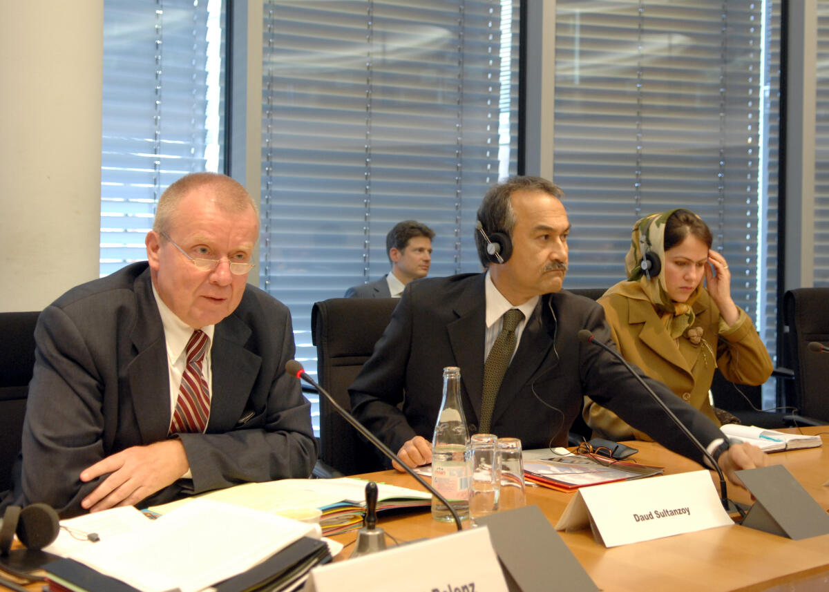 Besuch einer Delegation aus Afghanistan im Auswärtigen Ausschuss des Deutschen Bundestages. Thema: "Gewaltenteilung in einer Demokratie im Spannungsfeld von Zusammenarbeit und Abgrenzung".; v.l.n.r.: Ruprecht Polenz (CDU/CSU), Vorsitzender des Auswärtigen Ausschusses, Daud Sultanzoy, Abgordneter der Wolesi Jirga (Unterhaus) und Fawzia Koofi, Abgeordnete der Wolesi Jirga (Unterhaus) für Badakhshan. Polenz, Ruprecht; Sultanzoy, Daud; Koofi, Fawzia Besuch einer Delegation aus Afghanistan im Auswärtigen Ausschuss des Deutschen Bundestages. Thema: "Gewaltenteilung in einer Demokratie im Spannungsfeld von Zusammenarbeit und Abgrenzung".; v.l.n.r.: Ruprecht Polenz (CDU/CSU), Vorsitzender des Auswärtigen Ausschusses, Daud Sultanzoy, Abgordneter der Wolesi Jirga (Unterhaus) und Fawzia Koofi, Abgeordnete der Wolesi Jirga (Unterhaus) für Badakhshan.