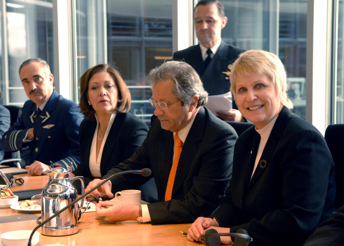 José Goni Carrasco, (2.v.re.), Minister der Nationalen Verteidigung der Republik Chile, zu Besuch beim Verteidigungsausschuss des Deutschen Bundestages. Hier mit der Ausschussvorsitzenden Ulrike Merten, SPD, (re.). Merten, Ulrike; Carrasco, José Goni José Goni Carrasco, (2.v.re.), Minister der Nationalen Verteidigung der Republik Chile, zu Besuch beim Verteidigungsausschuss des Deutschen Bundestages. Hier mit der Ausschussvorsitzenden Ulrike Merten, SPD, (re.).