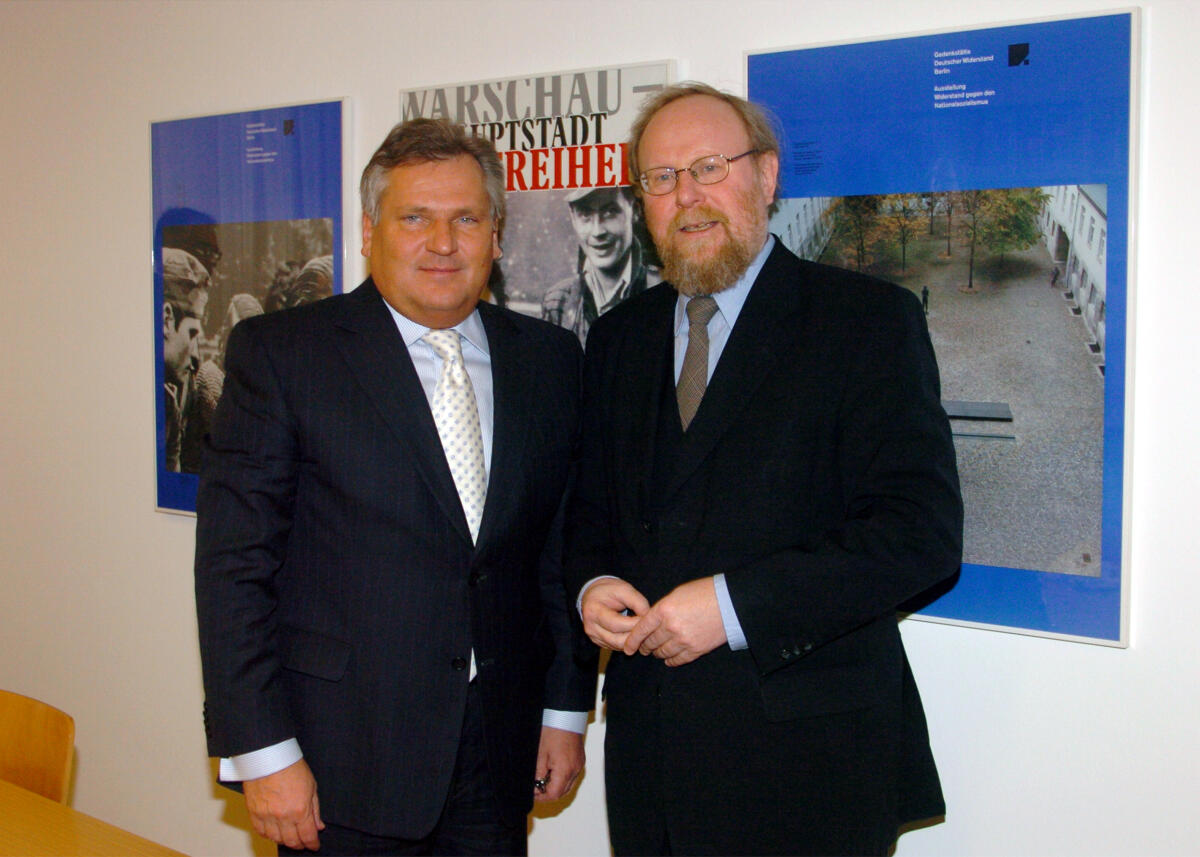 Kwasniewski, Aleksander; Thierse, Wolfgang Bundestagspräsident Wolfgang Thierse, SPD, (re.), trifft mit dem polnischen Staatspräsidenten Aleksander Kwasniewski (li.), zu einem offiziellen Gespräch zusammen. Während des Arbeitsbesuches besichtigen beide gemeinsam in der Gedenkstätte Deutscher Widerstand die deutsch-polnische Ausstellung "Warschau-Hauptstadt der Freiheit-der Warschauer Aufstand August bis Oktober 1944". Bendlerblock, Stauffenbergstraße 18; Besichtigung, Treffen, Besuch