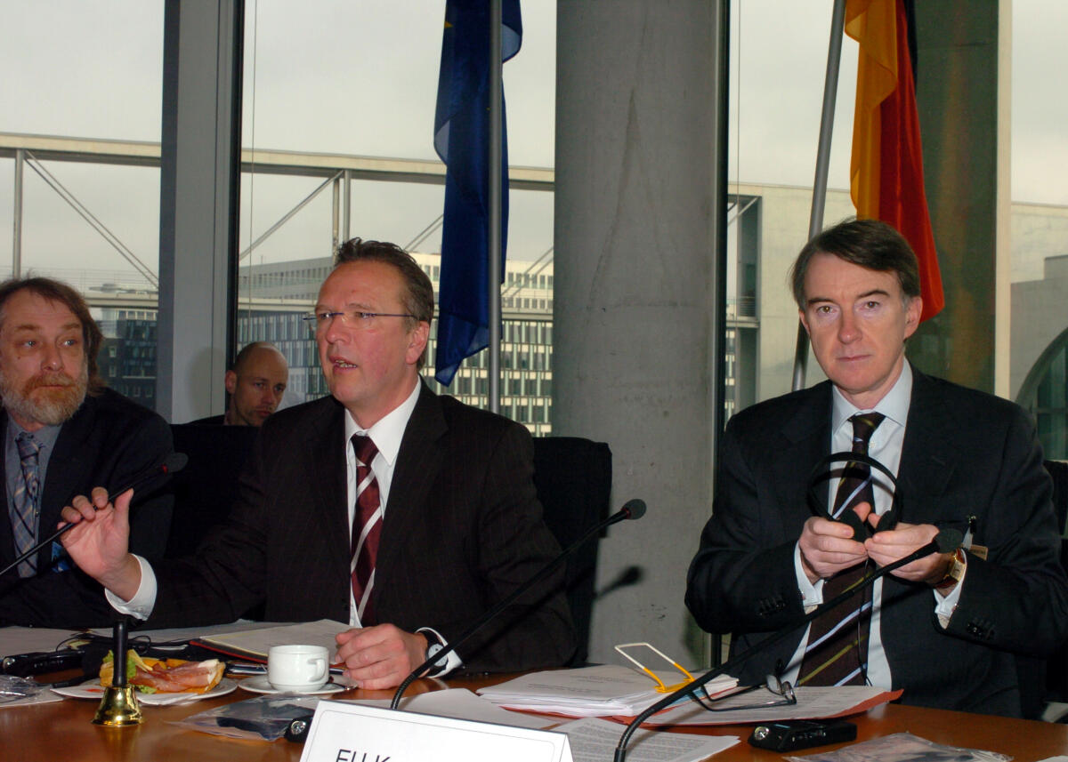 Mandelson, Peter; Wend, Rainer Der EU Kommissar Peter Mandelson (rechts) nimmt an der Ausschusssitzung für Wirtschaft und Arbeit des Deutschen Bundestages teil. 2. v.l. der Ausschussvorsitzende Rainer Wend, SPD, MdB.; Sitzung