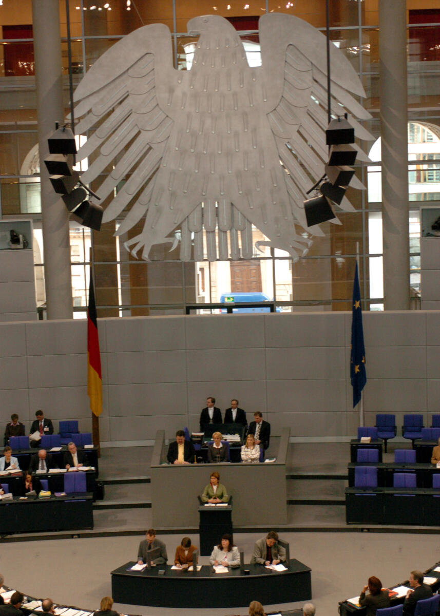 Stenographen des stenographischen Dienstes des Deutschen Bundestages bei der Arbeit im Plenarsaal im Reichstagsgebäudes.; Stenograhie, Bundesadler Stenographen des stenographischen Dienstes des Deutschen Bundestages bei der Arbeit im Plenarsaal im Reichstagsgebäudes.; Stenograhie, Bundesadler