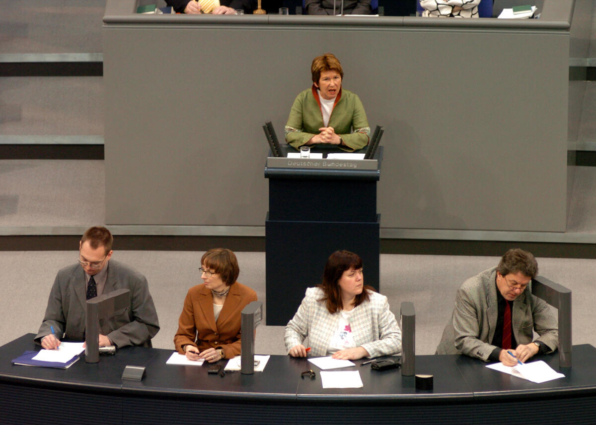 Dückert, Thea Stenographen des stenographischen Dienstes des Deutschen Bundestages bei der Arbeit im Plenarsaal im Reichstagsgebäudes. Am Rednerpult Dr. Thea Dückert, MdB, Bündnis 90/Die Grünen.

Stenograhie