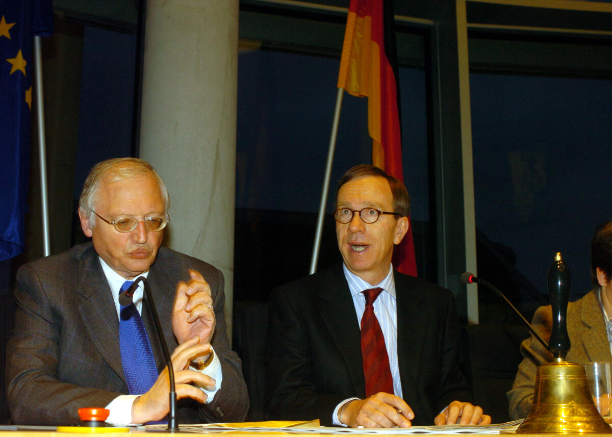Der EU-Vizepräsident Günter Verheugen, SPD, (links), zu Gast im EU-Ausschuss des Deutschen Bundestages. Rechts der Ausschussvorsitzende Matthias Wissmann, CDU/CSU.; Sitzung Verheugen, Günter; Wissmann, Matthias Der EU-Vizepräsident Günter Verheugen, SPD, (links), zu Gast im EU-Ausschuss des Deutschen Bundestages. Rechts der Ausschussvorsitzende Matthias Wissmann, CDU/CSU.; Sitzung
