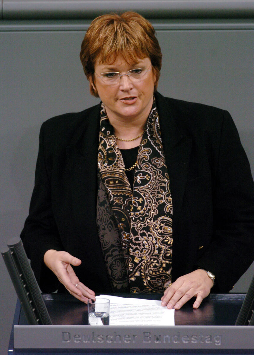 Hoff, Elke Jahresbericht des Wehrbeauftragten 2004, Deutscher Bundestag, TOP 12, Rede, Elke Hoff, MdB, FDP.; Rednerpult.