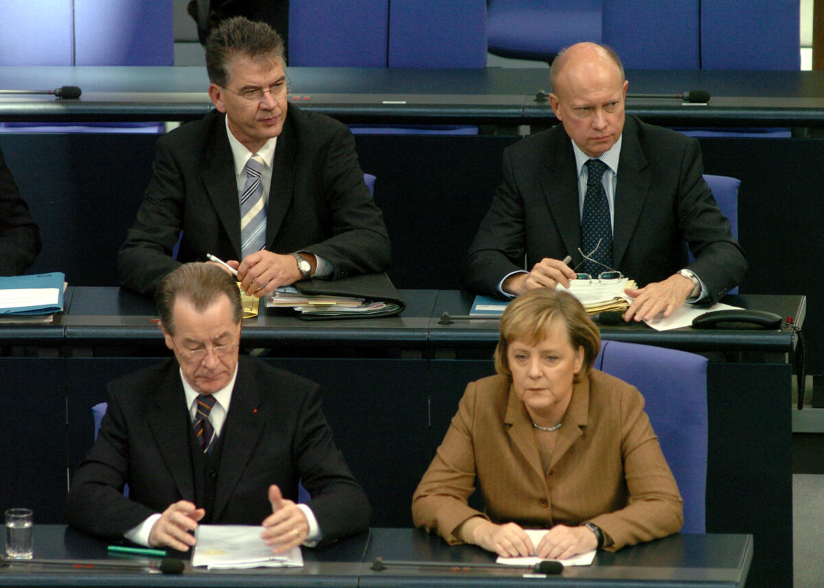 Gerd Müller, CDU/CSU, Parlamentarischer Staatssekretär (obere Reihe li.), Regierungsbank 63. Sitzung des Deutschen Bundestages. Dr. Hans Bernhard Beus, Staatssekretär im Bundeskanzleramt (obere Reihe re.), Franz Müntefering, SPD, Bundesminister für Arbeit und Sozialordnung (vordere Reihe li.) und Dr. Angela Merkel, CDU/CSU, Bundeskanzlerin (vordere Reihe re.). Müller, Gerd; Müntefering, Franz; Merkel, Angela; Beus, Hans Bernhard Gerd Müller, CDU/CSU, Parlamentarischer Staatssekretär (obere Reihe li.), Regierungsbank 63. Sitzung des Deutschen Bundestages. Dr. Hans Bernhard Beus, Staatssekretär im Bundeskanzleramt (obere Reihe re.), Franz Müntefering, SPD, Bundesminister für Arbeit und Sozialordnung (vordere Reihe li.) und Dr. Angela Merkel, CDU/CSU, Bundeskanzlerin (vordere Reihe re.).
