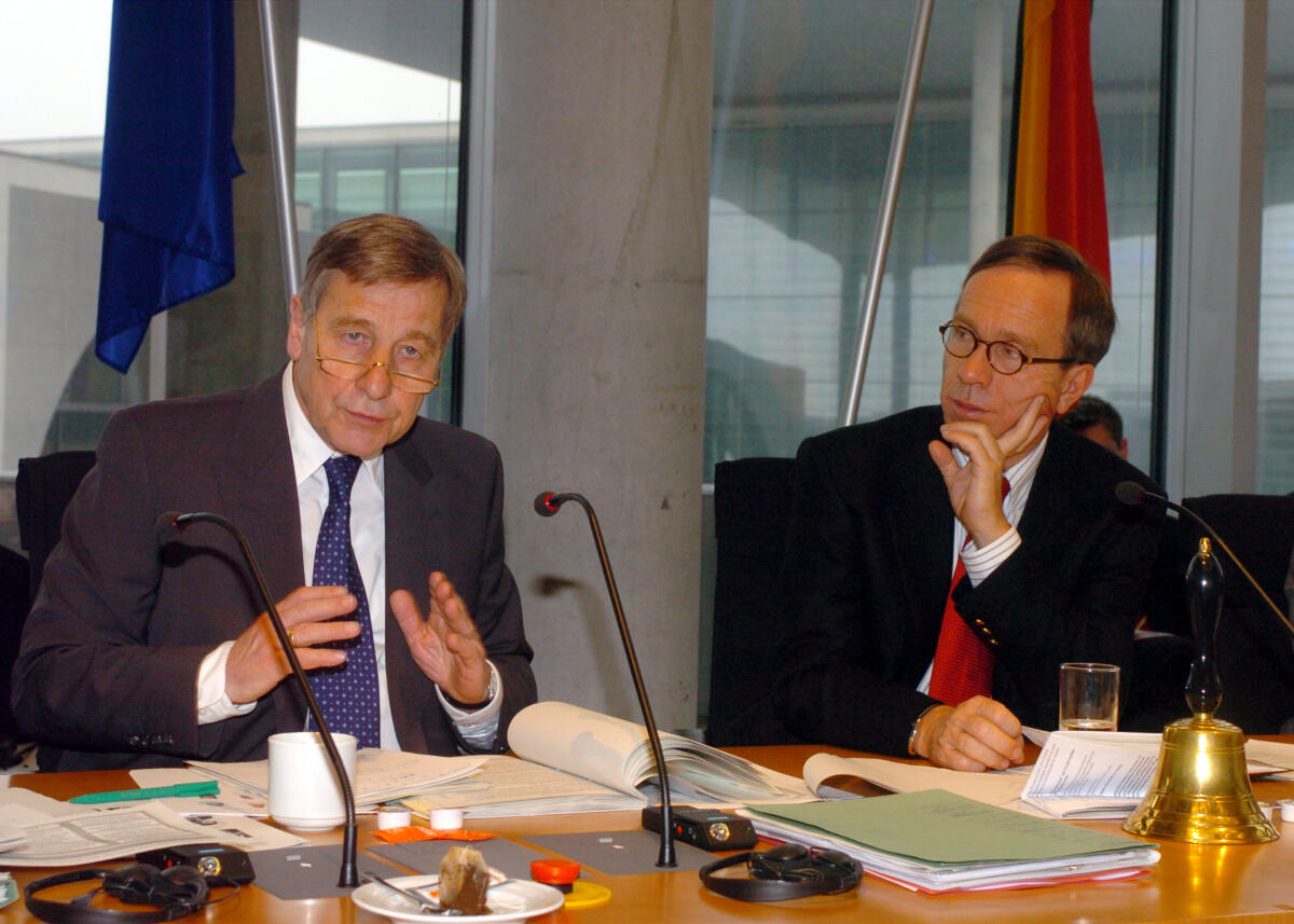 Clement, Wolfgang; Wissmann, Matthias Der Bundeswirtschaftsminister Wolfgang Clement, SPD, (li.) zu Gast im Europa-Ausschuss des Deutschen Bundestages. Rechts der Ausschussvorsitzende Matthias Wissmann, CDU/CSU.