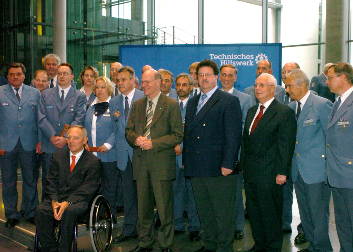 Lammert, Norbert; Broemme, Albrecht; Schäuble, Wolfgang; Fuchtel, Hans-Joachim Bundestagspräsident Dr. Norbert Lammert, CDU/CSU, eröffnet die Präsentation des Technischen Hilfswerkes, (THW), im Deutschen Bundestag, welche unter dem  Motto "MdB und THW - Schlaglichter 2006", steht.  Hier: Bundestagspräsident Dr. Norbert Lammert, CDU/CSU, (vordere Reihe, 5.v.re.), Hans-Joachim Fuchtel, MdB, CDU/CSU, (vordere Reihe, 4.v.re.), Bundesinnenminister Wolfgang Schäuble, CDU/CSU, (vorne links), und der Präsident des THW, Albrecht Broemme, (hintere Reihe, 3.v.li.), sowie Mitarbeiter des THW, die für Ihre Verdienste bei Einsätzen in Katastrophenfällen ausgezeichnet wurden.; Technisches Hilfswerk