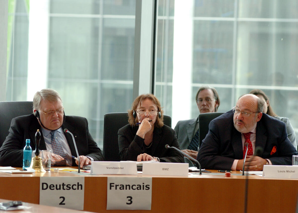 Kraus, Rudolf; Eid, Uschi; Michel, Louis Louis Michel, EU Kommissar für Entwicklung und Humanitäre Hilfe, (re.), während seiner Rede im Ausschuss für Wirtschaftliche Zusammenarbeit und Entwicklung des Deutschen Bundestages. Hier zu sehen mit  dem Ausschussvorsitzenden, Rudolf Kraus, CDU/CSU, (li.), und der  Parlamentarischen Staatssekretärin bei der  Bundesministerin für wirtschaftliche Zusammenarbeit und Entwicklung, Dr. Uschi Eid, Bündnis 90/Die Grünen, (mi.).; Gast, Besuch