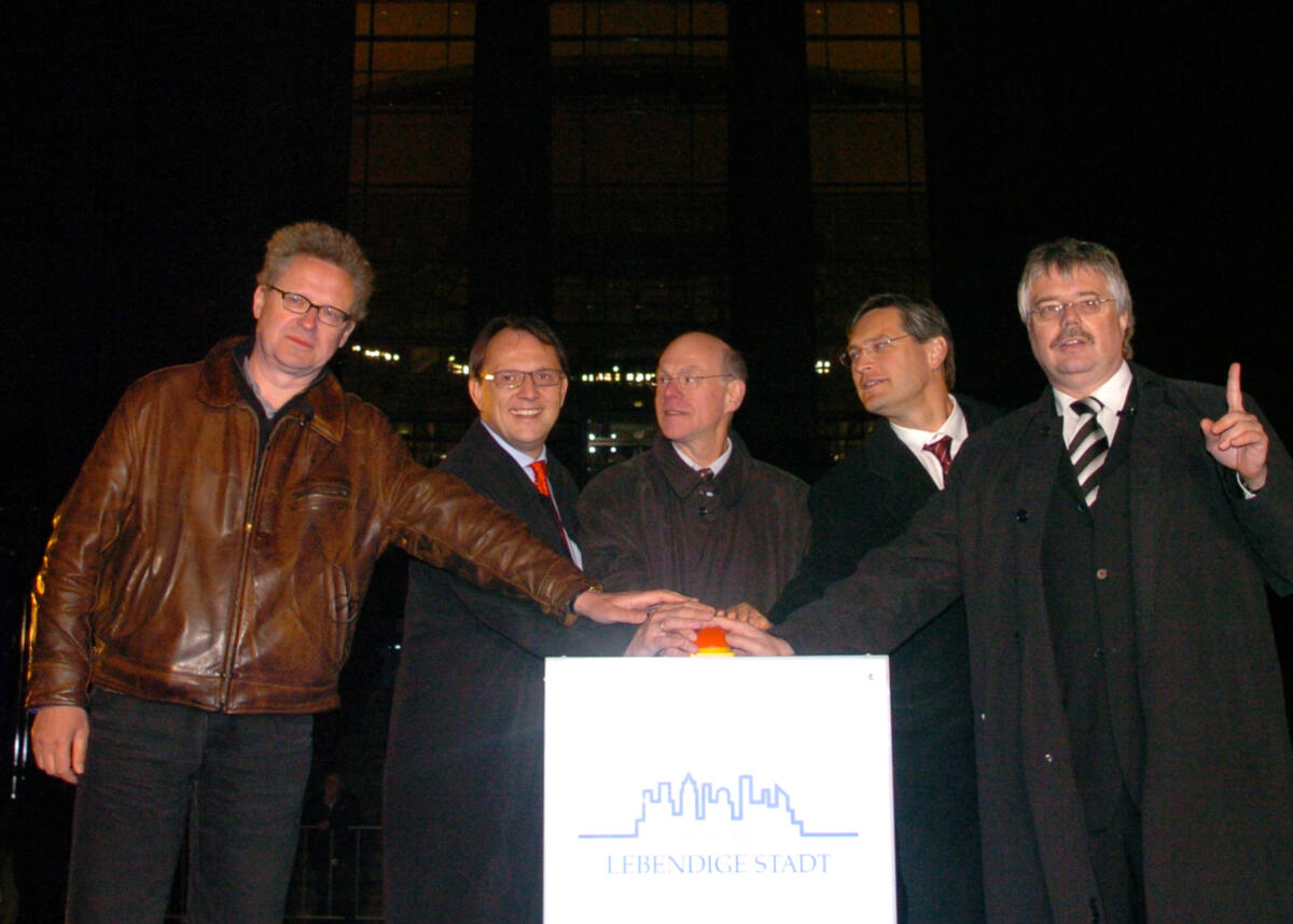 Lammert, Norbert; Batz, Michael; Pfarrwaller, Robert J.; Otto, Alexander; Mattner, Andreas "Illumination des Reichstagsgebäudes".  Eröffnung der Lichtinszenierung zur Fußball-Weltmeisterschaft  "Lebendig, weltoffen und kreativ".; v.l.n.r. Michael Batz, Lichtdesigner, Robert Pfarrwaller, Geschäftsführer der Philips GmbH, Bundestagspräsident Dr. Norbert Lammert (Schirmherr des Projekts), Alexander Otto, Kuratoriumsvorsitzender der Stiftung "Lebendige Stadt",  Dr. Andres Mattner, Vorstandsvorsitzender der Stiftung.; WM