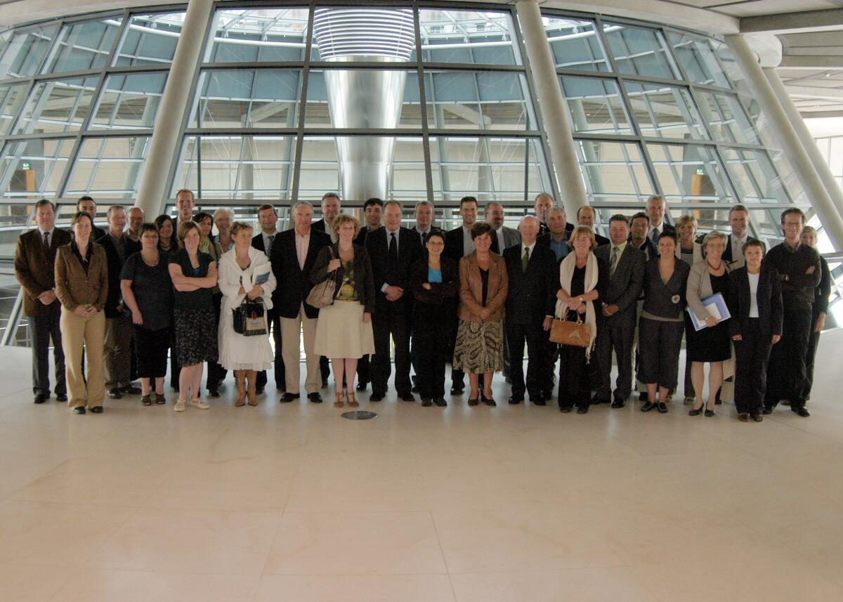 Stelzl, Hans-Joachim; Caluwé, Ludwig Der Direktor beim Deutschen Bundestag, Dr. Hans-Joachim Stelzl, (1. Reihe, 6. v.r.), empfängt den Fraktionsvorsitzenden der CD&V-Fraktion des Flämischen Parlaments,  Ludwig Calumwé, (1. Reihe, 7. v.l.). Hier mit der flämischen Delegation.; Gruppe, Gruppenbild, Flandern, Belgien