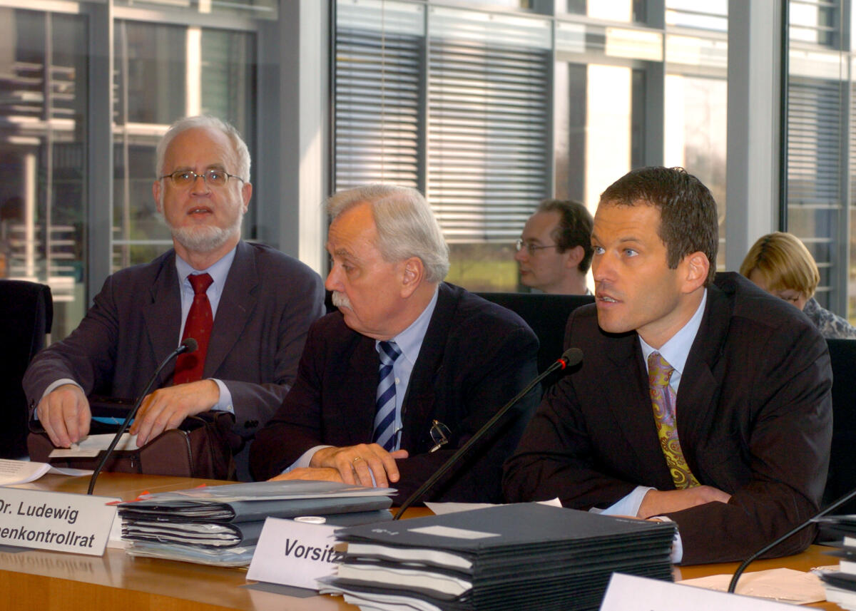 Rupprecht, Albert; Ludewig, Johannes; Catenhusen, Wolf-Michael Sitzung des Ausschusses für Wirtschaft und Technologie im Deutschen Bundestag unter der Leitung des stellvertretenden Vorsitzenden des  Ausschusses,  Albert Rupprecht, (re), CDU/CSU.; Gäste im Ausschuss: Dr. Johannes Ludewig, (mitte), und Wolf-Michael Catenhusen, (li.), beide Vorsitzende des Normenkontrollrates.