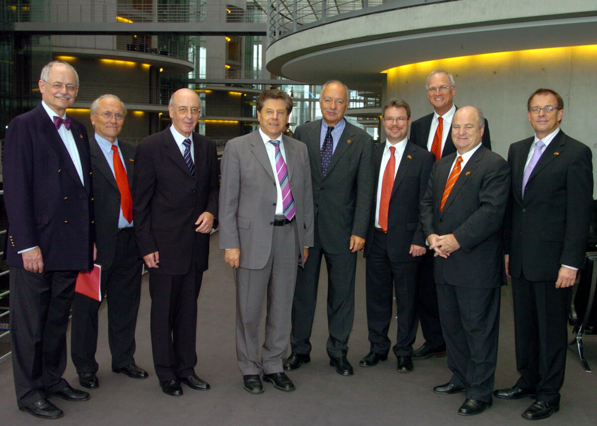 Oswald, Eduard; Geiger, Rolf; Frick, Peter; Wolf, Josef; Hilti, Michael; Zeller, Christoph; Binding, Lothar; Brunhart, Hans; Beck, Josef Der Vorsitzende des Finanzausschusses Eduard Oswald,  CDU/CSU, empfängt eine Delegation der Liechtensteinischen Industrie-und Handelskammer.; v.l.n.r. Prof. Dr. Dr. Rolf Geiger,  Peter Frick,  Botschafter Dr. Josef Wolf,  Eduard Oswald, Michael Hilti,  Christoph Zeller,  Lothar Binding,  SPD, Hans Brunhart,  Josef Beck.