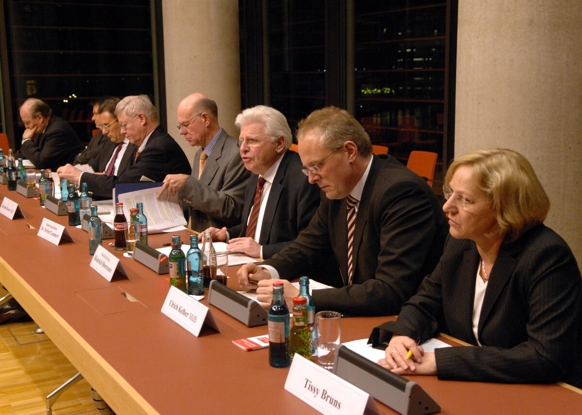 Lammert, Norbert; Bruns, Tissy; Kelber, Ulrich; Oberreuter, Heinrich; Hörster, Joachim; Otto, Hans-Joachim Die Deutsche Vereinigung für Parlamentsfragen e. V. hat zu einer Podiumsdiskussion zum Thema: "Der Bundestag verhandelt öffentlich", zur Notwendigkeit eines Parlamentskanals, geladen. Unter den Teilnehmern sind: Bundestagspräsident Dr. Norbert Lammert, CDU/CSU, (4.v.re.), v.li. Tissy Bruns, Der Tagesspiegel, Ulrich Kelber, stellv. Vors. der SPD-Bundestagsfraktion, Prof. Dr. h. c. Heinrich Oberreuter, Universität Passau, Joachim Hörster, MdB, CDU/CSU, Vorsitzender des Vermittlungsausschusses im Deutschen Bundestag, Hans-Joachim Otto, MdB, FDP, Vors. des Ausschusses für Kultur und Medien im Deutschen Bundestag.
