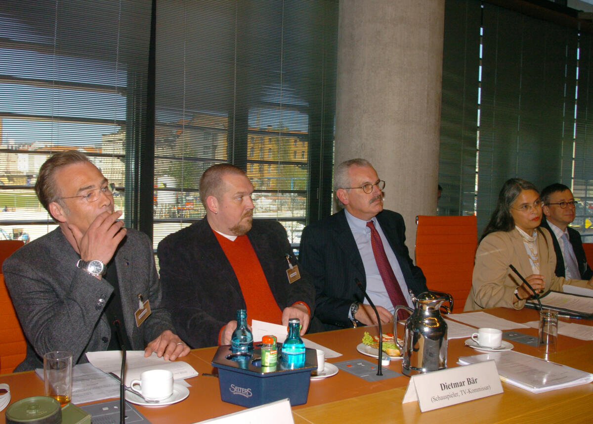Bär, Dietmar; Nickels, Christa; Behrendt, Klaus J.; Deppendorf, Ulrich Öffentliche Anhörung im Ausschuss für Menschenrechte und Humanitäre Hilfe zum Thema "Fernsehen und Menschenrechte, Humanitäres Minenräumen". Gäste im Ausschuss sind Ulrich Deppendorf,  WDR-Fernsehprogrammdirektor, (3. v. re.), und die TV-Kommissare Klaus J. Behrendt, (li.), und  Dietmar Bär, (2. v. li.), Ausschussvorsitzende Christa Nickels, Bündnis 90/Die Grünen, (2. v.r.).; Vorsitzende, Sitzung, Gast, Schauspieler