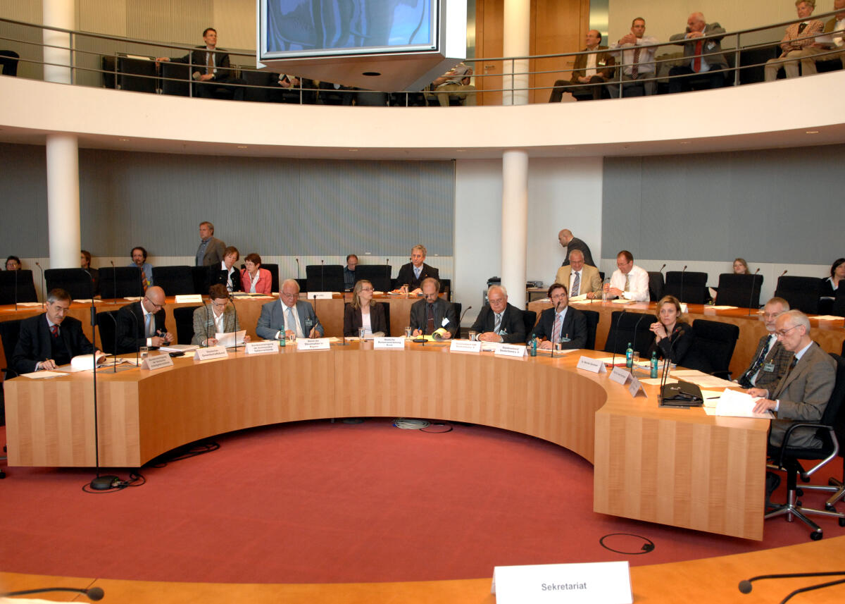 Ausschusssitzung des Ausschusses für Arbeit und Soziales im Deutschen Bundestag. Die Sachverständigen: v.li.Gert Nachtigall, Bundesvereinigung der Deutschen Arbeitgeberverbände, Ingo Nürnberger, Deutscher Gewerkschaftsbund, Dr. Uda Bastians-Osthaus, Bundesvereinigung der kommunlanen Spitzenverbände, Peter Eggen, Bund der Steuerzahler in Bayern, Dr. Reinhold Thiede, Deutsche Rentenversicherung Bund, Achim Backendorf, Sozialverband VdK Deutschland e. V., Ragnar Hoenig, Sozialverband Deutschland e. V., Dr. Monika Queisser, Prof. Dr. Uwe Fachinger, Prof. Dr. Eckart Bomsdorf. Nachtigal, Gert; Nürnberger, Ingo; Bastians-Osthaus, Uda; Eggen, Peter; Thiede, Reinhold; Backendorf, Achim; Hoenig, Ragnar; Queisser, Monika; Fachinger, Uwe; Bomsdorf, Eckart Ausschusssitzung des Ausschusses für Arbeit und Soziales im Deutschen Bundestag. Die Sachverständigen: v.li.Gert Nachtigall, Bundesvereinigung der Deutschen Arbeitgeberverbände, Ingo Nürnberger, Deutscher Gewerkschaftsbund, Dr. Uda Bastians-Osthaus, Bundesvereinigung der kommunlanen Spitzenverbände, Peter Eggen, Bund der Steuerzahler in Bayern, Dr. Reinhold Thiede, Deutsche Rentenversicherung Bund, Achim Backendorf, Sozialverband VdK Deutschland e. V., Ragnar Hoenig, Sozialverband Deutschland e. V., Dr. Monika Queisser, Prof. Dr. Uwe Fachinger, Prof. Dr. Eckart Bomsdorf.