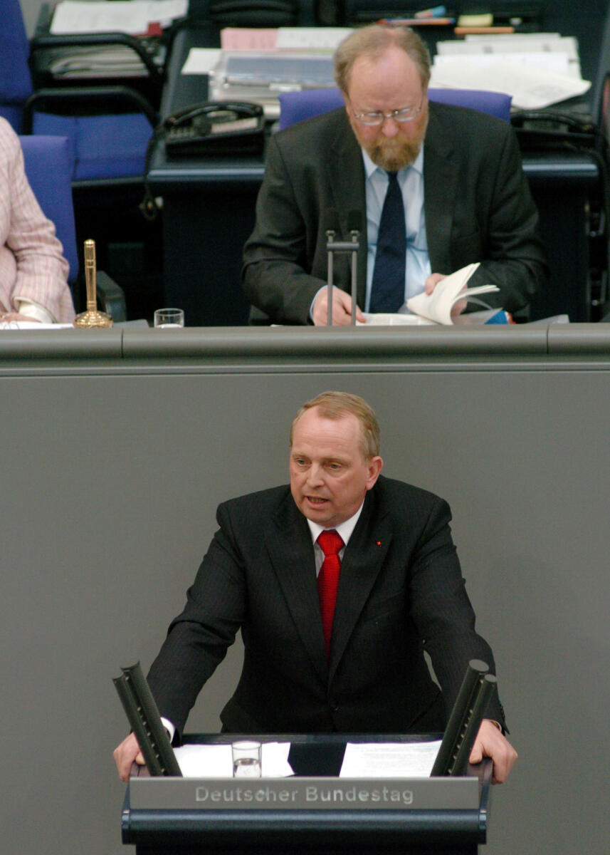 Backhaus, Till; Thierse, Wolfgang Rede des Landwirtschaftsminister von Mecklenburg-Vorpommern Dr. Till Backhaus, SPD, MdL, Deutscher Bundestag, 19. Sitzung, ZP2, Thema: Zur aktuellen Situation zur Vogelgrippe. Vorsitz: Bundestagsvizepräsident Wolfgang Thierse, SPD.; Rednerpult.