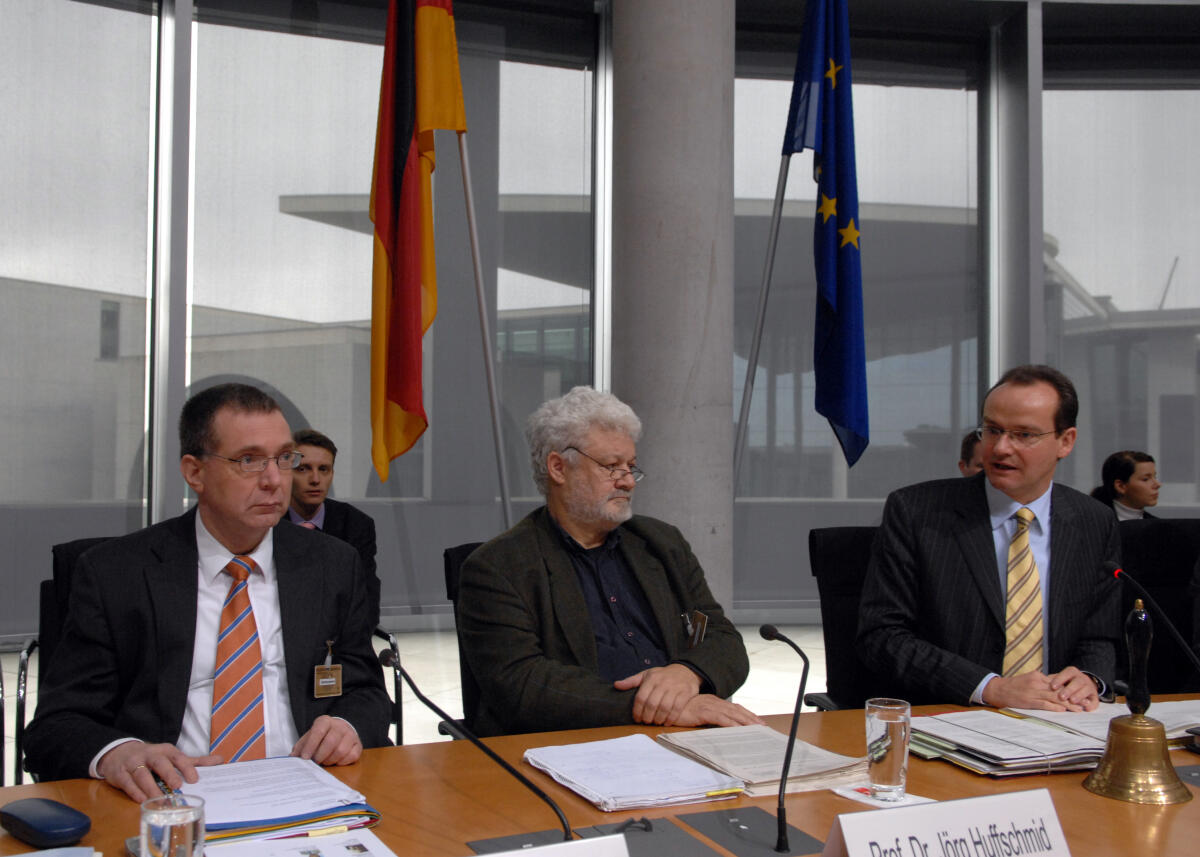 Krichbaum, Gunther; Busch, Berthold; Huffschmid, Jörg Gunther Krichbaum, MdB, CDU/CSU, Ausschussvorsitzender, eröffnet die Ausschusssitzung des Ausschusses für die Angelegenheiten der Europäischen Union zu dem Thema: EU-Eigenmittelfinanzierung. Links Dr. Berthold Busch, vom Institut der deutschen Wirtschaft Köln, in der Mitte Prof. Dr. Jörg Huffschmid.