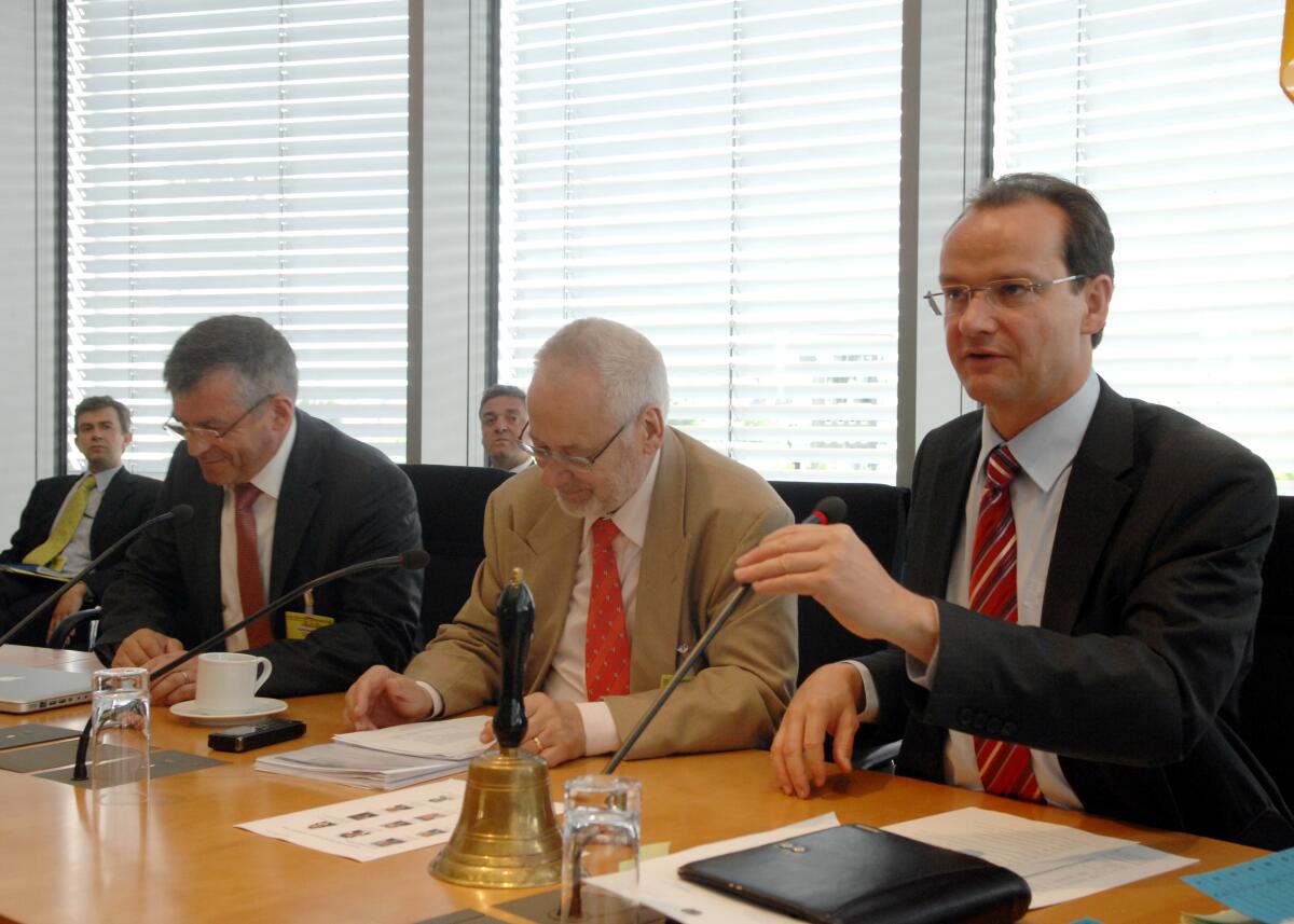 Krichbaum, Gunther; Busek, Erhard; Feller, Stefan Stefan Feller, (li), Leiter der EU-Polizei in Bosnien und Herzegowina und Dr. Erhard Busek, (mitte), Sonderkoordiantor des Stabilitätspaktes für Südosteuropa, sind Gast im EU Ausschuss des Deutschen Bundestages. Hier mit dem Vorsitzenden des Ausschusses für die Angelegenheiten der Europäischen Union, Gunther Krichbaum, (re), CDU/CSU, der die Sitzung leitet.