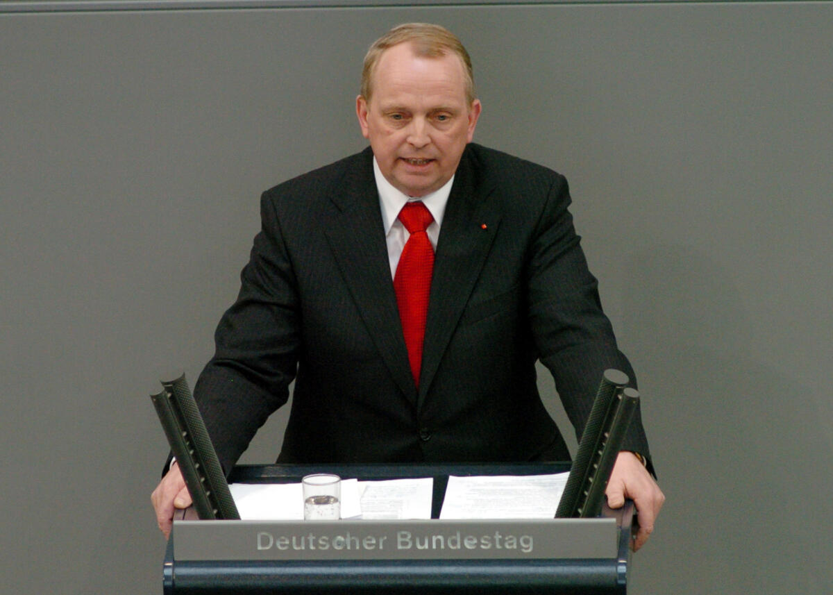 Rede des Landwirtschaftsminister von Mecklenburg-Vorpommern Dr. Till Backhaus, SPD, MdL, Deutscher Bundestag, 19. Sitzung, ZP2, Thema: Zur aktuellen Situation zur Vogelgrippe.; Rednerpult. Backhaus, Till Rede des Landwirtschaftsminister von Mecklenburg-Vorpommern Dr. Till Backhaus, SPD, MdL, Deutscher Bundestag, 19. Sitzung, ZP2, Thema: Zur aktuellen Situation zur Vogelgrippe.; Rednerpult.
