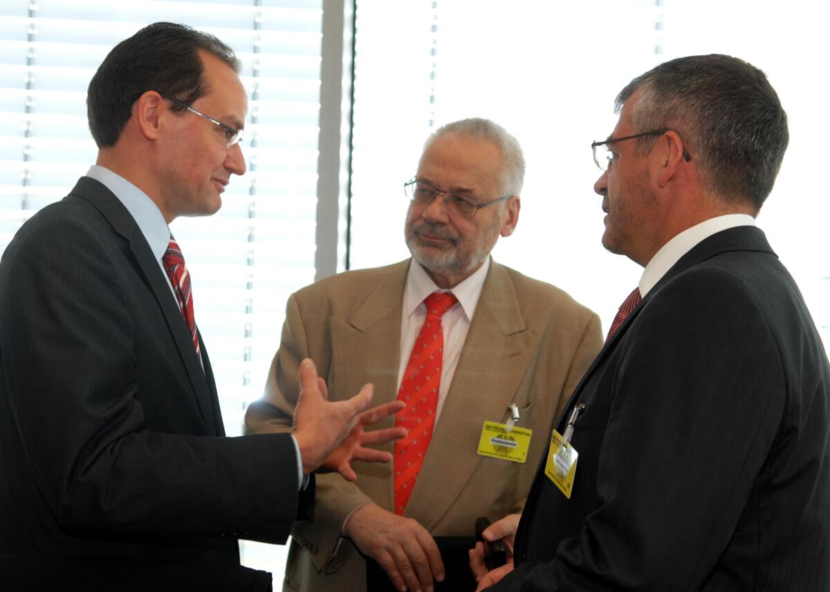 Stefan Feller, (re), Leiter der EU-Polizei in Bosnien und Herzegowina und Dr. Erhard Busek, (mitte), Sonderkoordiantor des Stabilitätspaktes für Südosteuropa, sind Gast im EU Ausschuss des Deutschen Bundestages. Hier mit dem Vorsitzenden des Ausschusses für die Angelegenheiten der Europäischen Union, Gunther Krichbaum, (li), CDU/CSU, der die Sitzung leitet. Krichbaum, Gunther; Busek, Erhard; Feller, Stefan Stefan Feller, (re), Leiter der EU-Polizei in Bosnien und Herzegowina und Dr. Erhard Busek, (mitte), Sonderkoordiantor des Stabilitätspaktes für Südosteuropa, sind Gast im EU Ausschuss des Deutschen Bundestages. Hier mit dem Vorsitzenden des Ausschusses für die Angelegenheiten der Europäischen Union, Gunther Krichbaum, (li), CDU/CSU, der die Sitzung leitet.