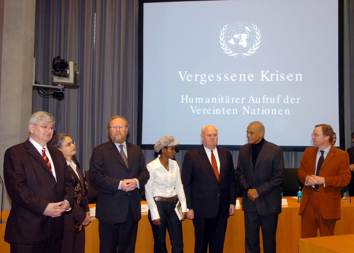 Bundestagspräsident Wolfgang Thierse, SPD, und Bundesminister des Auswärtigen, Joseph Fischer, Bündnis 90/Die Grünen, stellen humanitären Appell der Vereinten Nationen vor. Die gemeinsame Veranstaltung von Bundestag, Bundesregierung und Vereinten Nationen soll ein Zeichen für Deutschlands Solidarität mit Notleidenden in aller Welt setzen. An der Veranstaltung nehmen die UNICEF-Botschafter Harry Belafonte und die ehemalige Kindersoldatin und Schriftstellerin aus Uganda, China Keitetsi teil. Desweiteren James Morris und Christa Nickels, Bündnis 90/Die Grünen, Ausschußvorsitzende des Bundestagsausschusses für Menschenrechte. Belafonte, Harry; Thierse, Wolfgang; Nickels, Christa; Morris, James; Keitetsi, China; Fischer, Joseph Bundestagspräsident Wolfgang Thierse, SPD, und Bundesminister des Auswärtigen, Joseph Fischer, Bündnis 90/Die Grünen, stellen humanitären Appell der Vereinten Nationen vor. Die gemeinsame Veranstaltung von Bundestag, Bundesregierung und Vereinten Nationen soll ein Zeichen für Deutschlands Solidarität mit Notleidenden in aller Welt setzen. An der Veranstaltung nehmen die UNICEF-Botschafter Harry Belafonte und die ehemalige Kindersoldatin und Schriftstellerin aus Uganda, China Keitetsi teil. Desweiteren James Morris und Christa Nickels, Bündnis 90/Die Grünen, Ausschußvorsitzende des Bundestagsausschusses für Menschenrechte.