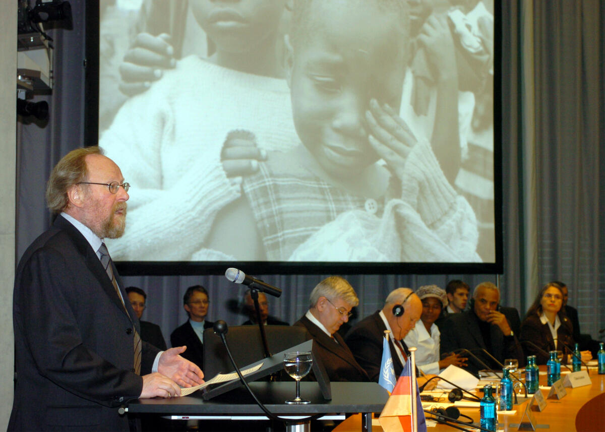 Bundestagspräsident Wolfgang Thierse, SPD, und Bundesminister des Auswärtigen, Joseph Fischer, Bündnis 90/Die Grünen, stellen humanitären Appell der Vereinten Nationen vor. Die gemeinsame Veranstaltung von Bundestag, Bundesregierung und Vereinten Nationen soll ein Zeichen für Deutschlands Solidarität mit Notleidenden in aller Welt setzen. An der Veranstaltung nehmen die UNICEF-Botschafter Harry Belafonte und die ehemalige Kindersoldatin und Schriftstellerin aus Uganda, China Keitetsi teil. Desweiteren James Morris und Christa Nickels, Bündnis 90/Die Grünen, Ausschußvorsitzende des Bundestagsausschusses für Menschenrechte. Belafonte, Harry; Thierse, Wolfgang; Nickels, Christa; Morris, James; Keitetsi, China; Fischer, Joseph Bundestagspräsident Wolfgang Thierse, SPD, und Bundesminister des Auswärtigen, Joseph Fischer, Bündnis 90/Die Grünen, stellen humanitären Appell der Vereinten Nationen vor. Die gemeinsame Veranstaltung von Bundestag, Bundesregierung und Vereinten Nationen soll ein Zeichen für Deutschlands Solidarität mit Notleidenden in aller Welt setzen. An der Veranstaltung nehmen die UNICEF-Botschafter Harry Belafonte und die ehemalige Kindersoldatin und Schriftstellerin aus Uganda, China Keitetsi teil. Desweiteren James Morris und Christa Nickels, Bündnis 90/Die Grünen, Ausschußvorsitzende des Bundestagsausschusses für Menschenrechte.