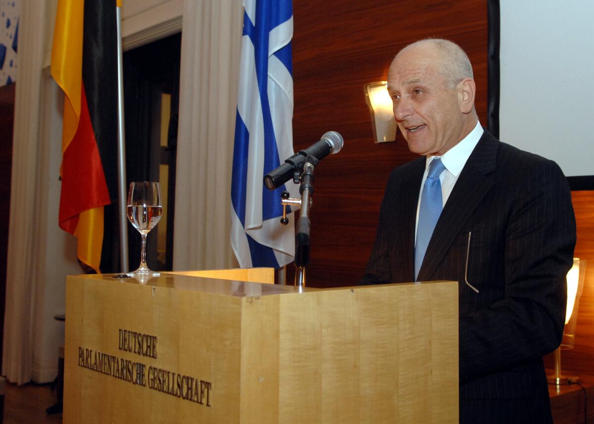 Die Deutsch-Israelische Parlamentariergruppe des Deutschen Bundestages gibt im Kaisersaal der Deutschen Parlamentarischen Gesellschaft einen Empfang und eine Festveranstaltung zu "2008 - 60 Jahre Israel, 2009 - 60 Jahre Deutschland Die Zukunft eines besonderen Verhältnisses". Jerzy Montag, Bündnis 90/Die Grünen, MdB, Vorsitzender der Gruppe, begrüßt die Gäste. Bundesaußenminister Frank-Walter Steinmeier, SPD, und der Botschafter des Staates Israel, Yoram Ben-Zeev, hier im Bild, halten die Festreden. Ben-Zeev, Yoram Die Deutsch-Israelische Parlamentariergruppe des Deutschen Bundestages gibt im Kaisersaal der Deutschen Parlamentarischen Gesellschaft einen Empfang und eine Festveranstaltung zu "2008 - 60 Jahre Israel, 2009 - 60 Jahre Deutschland Die Zukunft eines besonderen Verhältnisses". Jerzy Montag, Bündnis 90/Die Grünen, MdB, Vorsitzender der Gruppe, begrüßt die Gäste. Bundesaußenminister Frank-Walter Steinmeier, SPD, und der Botschafter des Staates Israel, Yoram Ben-Zeev, hier im Bild, halten die Festreden.
