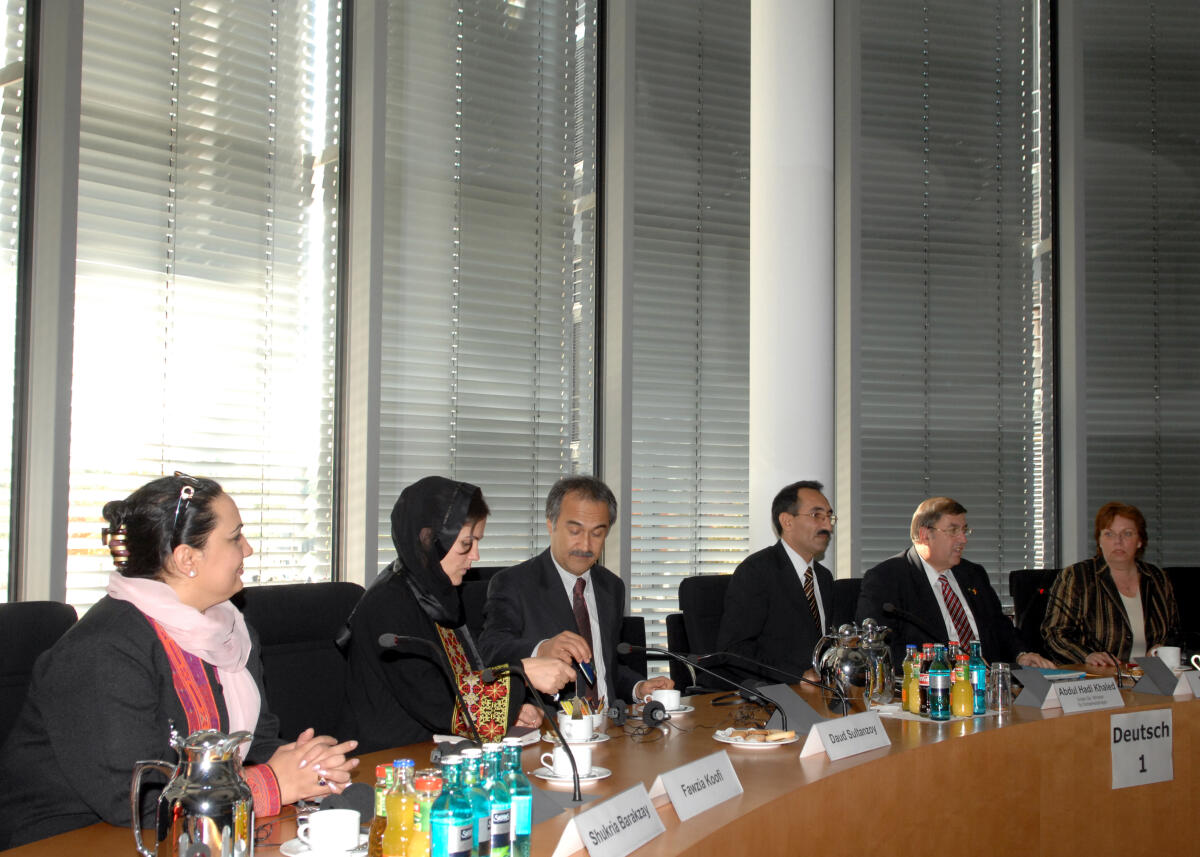 Karl Lamers, CDU/CSU, (2.v.re.), stellvertretender Vorsitzender des Verteidigungsausschusses im Deutschen Bundestag, begrüßt eine Delegation aus Afghanistan in der Ausschusssitzung. Von links: Shukria Barakzoy, Fawzia Koofi, Daud Sultanozy und Abdul Hadi Khalad, den 1.stellvertretenden Minister für Sicherheitsfragen in Afghanistan. Barakzoy, Shukria; Koofi, Fawzia; Sultanzoy, Daud; Khalad, Abdul Hadi; Lamers, Karl A. Karl Lamers, CDU/CSU, (2.v.re.), stellvertretender Vorsitzender des Verteidigungsausschusses im Deutschen Bundestag, begrüßt eine Delegation aus Afghanistan in der Ausschusssitzung. Von links: Shukria Barakzoy, Fawzia Koofi, Daud Sultanozy und Abdul Hadi Khalad, den 1.stellvertretenden Minister für Sicherheitsfragen in Afghanistan.