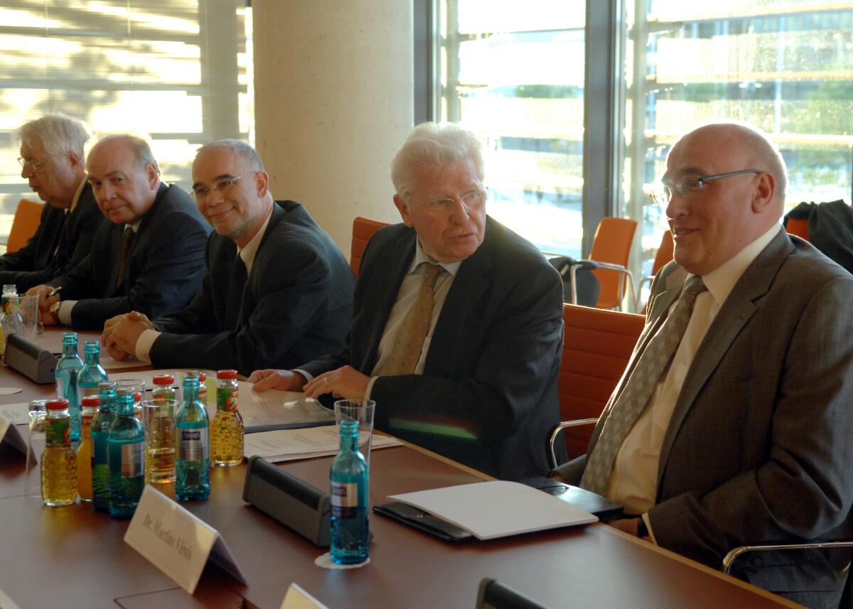 Oberreuter, Heinrich; Virsis, Martins; Balog, Zoltán Vortragsveranstaltung der Deutschen Vereinigung für Parlamentsfragen. Prof. Dr. Dr. Heinrich Oberreuter, (2.v.re),  eröffnet die Veranstaltung, an der Zoltan Balog, (3.v.re),  aus Ungarn und Martins Virsis, (re),  aus Lettland teilnehmen.