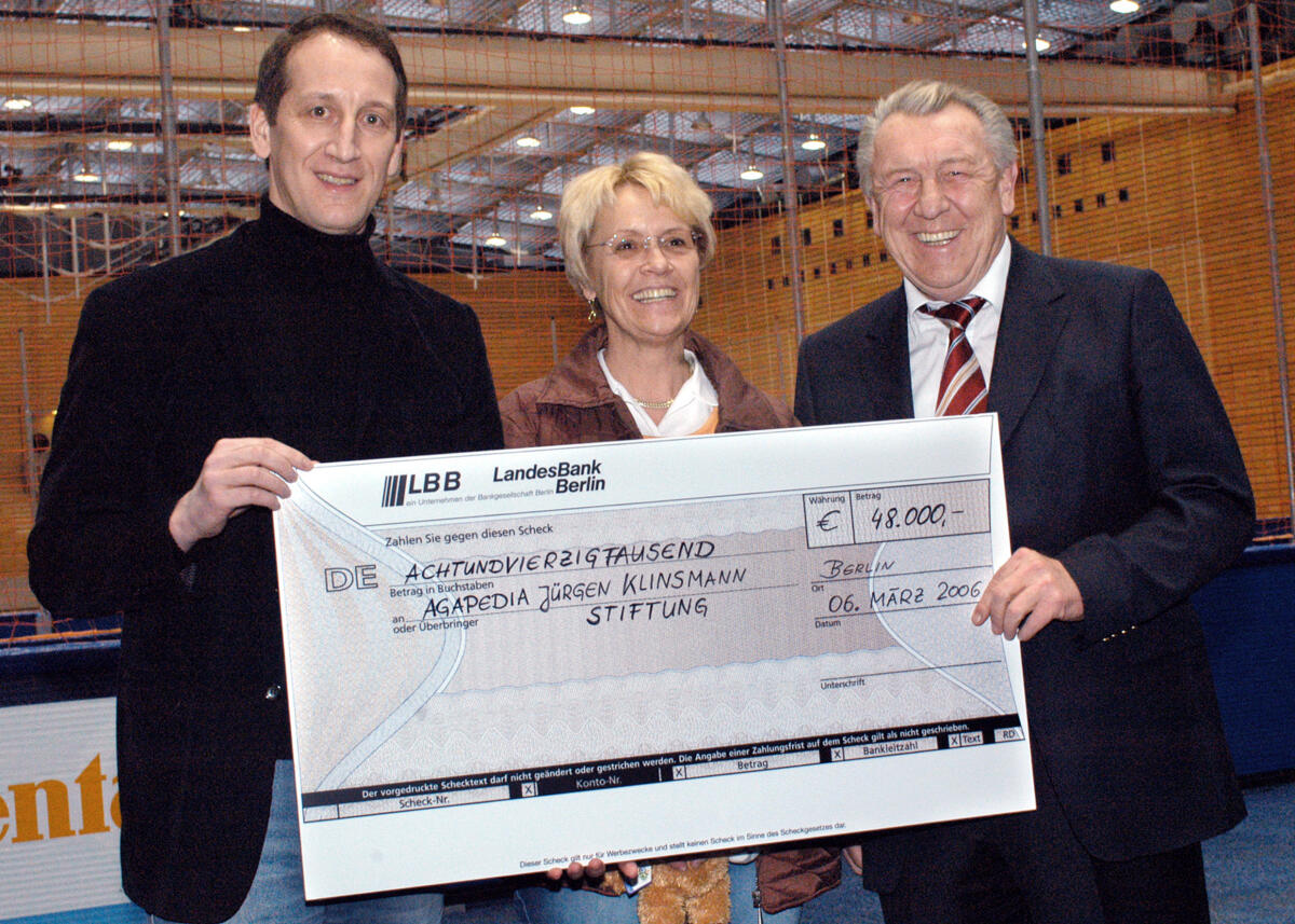 Bundestagsvizepräsidentin Dr. h. c. Susanne Kastner, SPD, eröffnet das 3. Benefiz Hallen-Fussballturnier des Deutschen Bundestages zugunsten der Jürgen Klinsmann Agapedia-Stiftung, die sich um hilfsbedürftige und notleidende Kinder kümmert. Hier mit dem Vorsitzenden der Sportgemeinschaft des Deutschen Bundestages, Peter Rauen, CDU/CSU, (re.), und dem Geschäftsführer der Agapedia-Stiftung, Stefan Barth, (li.), der in Vertretung für Jürgen Klinsmann den Spendenscheck in Höhe von 48.000 Euro entgegen nimmt. Horst-Korber-Sportzentrum Kastner, Susanne; Rauen, Peter; Barth, Stefan Bundestagsvizepräsidentin Dr. h. c. Susanne Kastner, SPD, eröffnet das 3. Benefiz Hallen-Fussballturnier des Deutschen Bundestages zugunsten der Jürgen Klinsmann Agapedia-Stiftung, die sich um hilfsbedürftige und notleidende Kinder kümmert. Hier mit dem Vorsitzenden der Sportgemeinschaft des Deutschen Bundestages, Peter Rauen, CDU/CSU, (re.), und dem Geschäftsführer der Agapedia-Stiftung, Stefan Barth, (li.), der in Vertretung für Jürgen Klinsmann den Spendenscheck in Höhe von 48.000 Euro entgegen nimmt. Horst-Korber-Sportzentrum