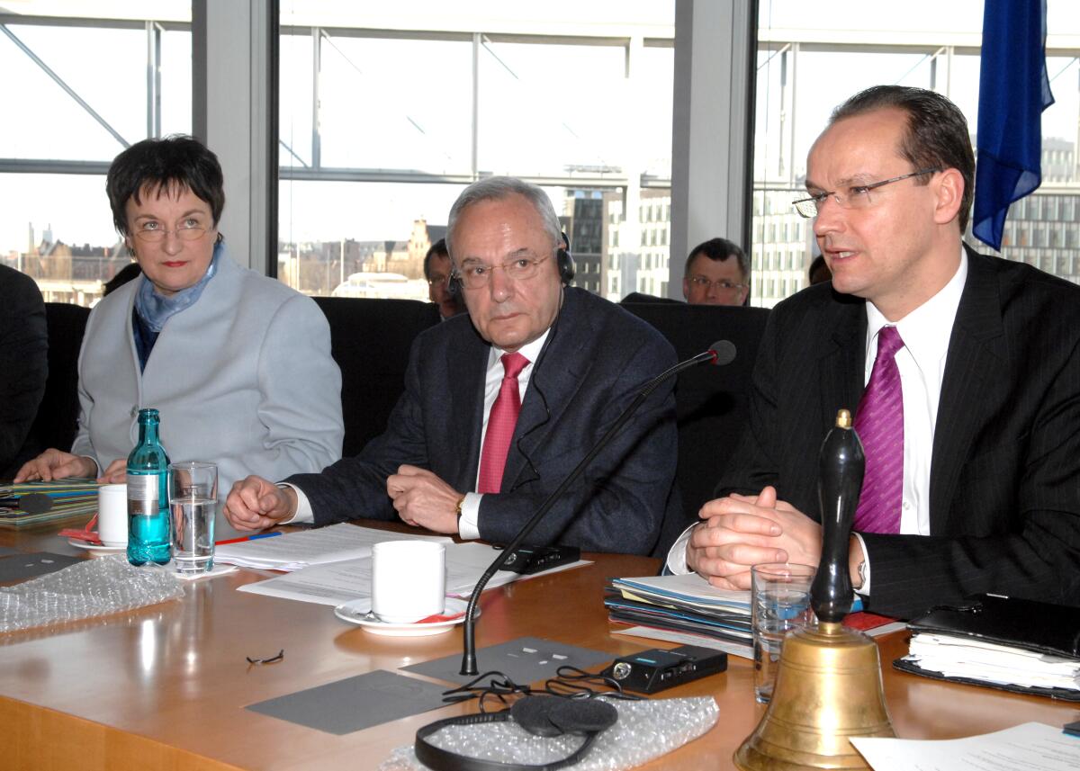 Zypries, Brigitte; Barrot, Jacques; Krichbaum, Gunther Gunther Krichbaum, (re), CDU/CSU, Vorsitzender des Ausschusses für die Angelegenheiten der Europäischen Union des Deutschen Bundestages, begrüßt den Vizepräsidenten der Europäischen Kommission, Jacques Barrot, (mitte), und die Bundesministerin für Justiz, Brigitte Zypries, (li), SPD, im Ausschuß.