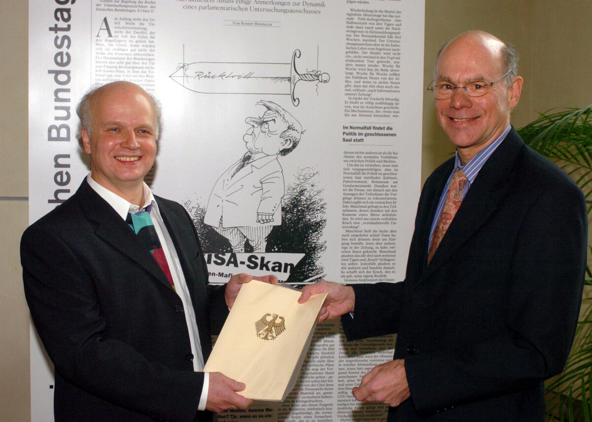 Lammert, Norbert; Birnbaum, Robert Bundestagspräsident Dr. Norbert Lammert (re), CDU/CSU, überreicht den Medienpreis des Deutschen Bundestages an Robert Birnbaum (li), der als Reporter im Parlamentsbüro des Berliner Tagesspiegels arbeitet. Birnbaum erhält diesen Preis für seinen Artikel "Der du hier eintritts, lasse alle Hoffnungen fahren", der im Tagesspiegel am 6. Mai 2005 erschien. Damit wurde von der Jury nicht nur die hohe handwerkliche Qualität des Artikels, sondern auch die langjährige Tätigkeit des Preisträgers als Parlamentskorrespondent, gewürdigt.