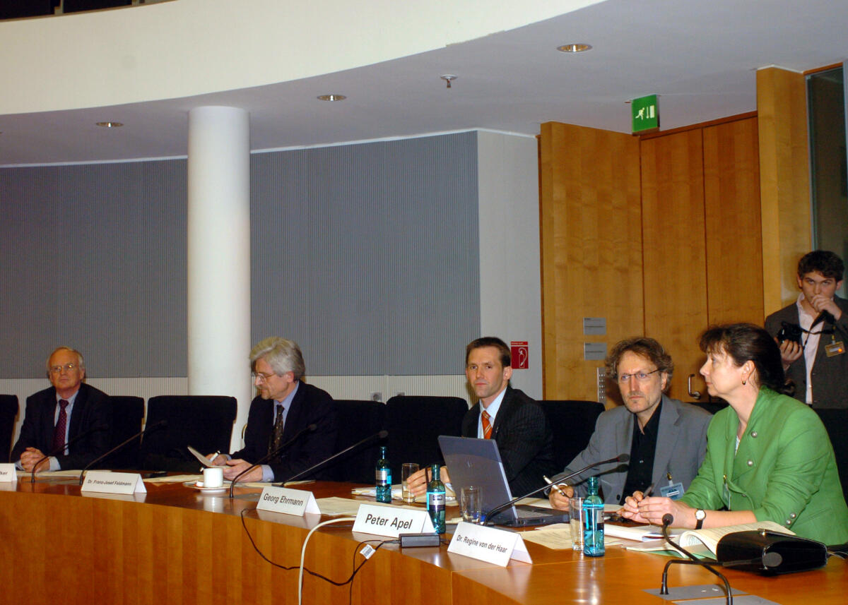Der Unterausschuss Kommission zur Wahrnehmung der Belange von Kindern, Kinderkommission, des Deutschen Bundestages, hat eine Sitzung zum Thema Kinderlärm. Von links die Sachverständigen: Prof. Dr. Wilhelm Söfker, Dr. Franz-Josef Feldmann, Georg Ehrmann, Peter Apel, und Dr. Regine von der Haar. Söfker, Wilhelm; Feldmann, Franz-Josef; Ehrmann, Georg; Apel, Peter; Haar, Regine von der Der Unterausschuss Kommission zur Wahrnehmung der Belange von Kindern, Kinderkommission, des Deutschen Bundestages, hat eine Sitzung zum Thema Kinderlärm. Von links die Sachverständigen: Prof. Dr. Wilhelm Söfker, Dr. Franz-Josef Feldmann, Georg Ehrmann, Peter Apel, und Dr. Regine von der Haar.