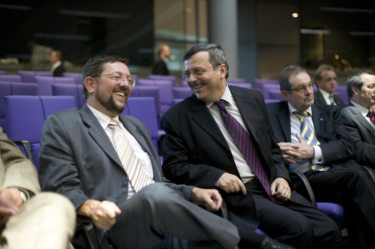 v.l.: Andreas Lämmel, CDU/CSU, MdB im Gespräch mit Peter Albach, CDU/CSU, MdB im Plenum.; Abgeordnete, MdB, CDU/CSU-Fraktion Albach, Peter; Lämmel, Andreas G. v.l.: Andreas Lämmel, CDU/CSU, MdB im Gespräch mit Peter Albach, CDU/CSU, MdB im Plenum.; Abgeordnete, MdB, CDU/CSU-Fraktion